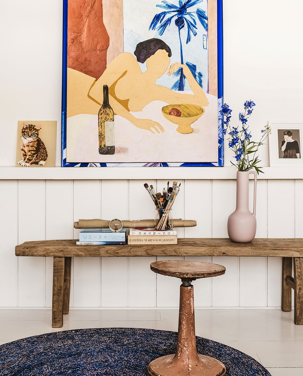 Kunstwerk Catch my drift, 107x4x127 cm (bxdxh) € 495,-(hkliving.nl). Kruk € 125,- (thefinestvintage.nl). Vintage houten bank Elmwood € 895,- (herkabinet.nl). Zachtroze vaas € 19,95 (karwei.nl). Overig privébezit. JA | vtwonen 05-2022 | styling Moniek Visser | fotografie Denise Pronk