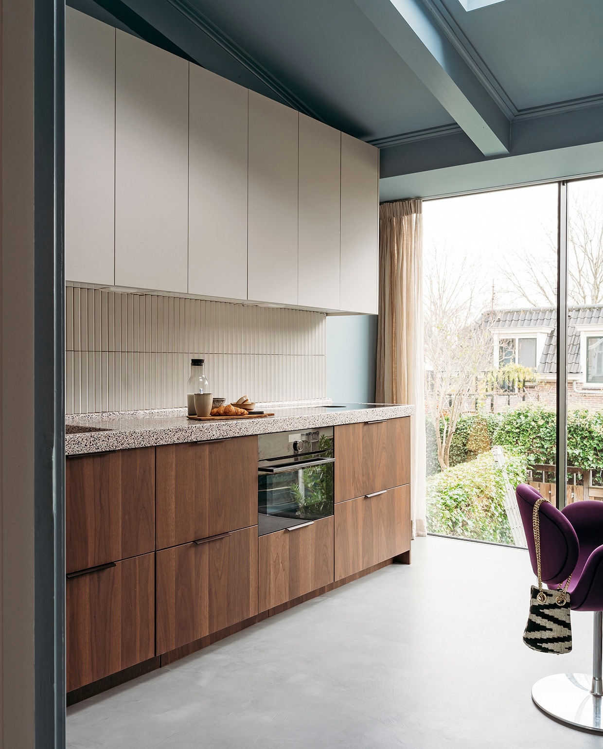 Op de overloop op de bovenverdieping een Eames schommelstoel (Vitra). Bijzettafel Zuiver, bureau LifeStyle. De hanglamp is geen echte van Raimond Puts, maar lijkt geïnspireerd op zijn ontwerp voor Moooi. Koeienvel Ebru, kunst Nicole Ponjée, verf Heat 24 van Little Greene. vtwonen 03-2021 | Productie Coco Features | Styling Laurien Deken | Fotografie Inge Korver