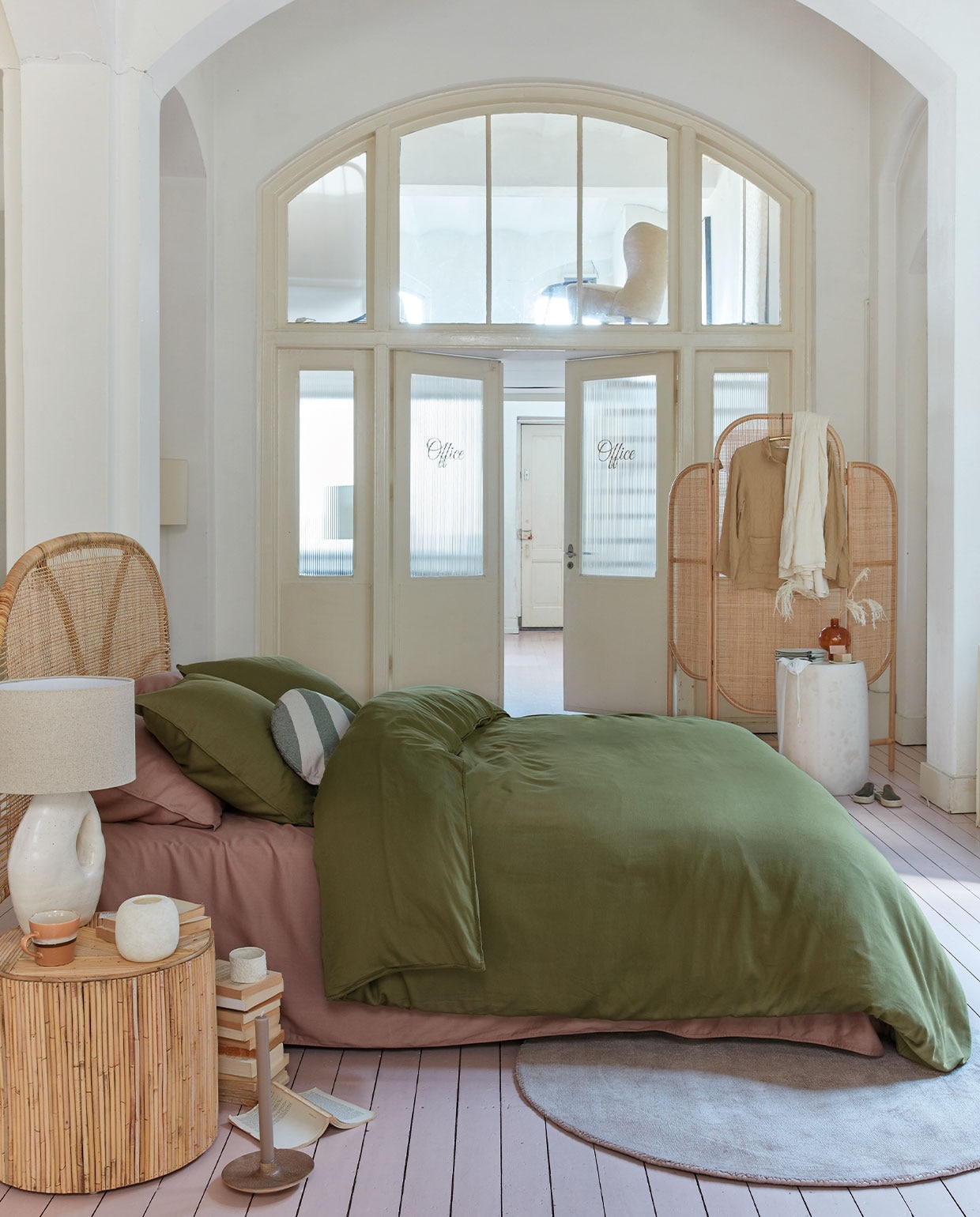 Katoensatijnen dekbedovertrek Earth, 100% katoensatijn, kleur Green, 140×200/220 cm € 79,95, 200×200/220 cm € 149,95, 240×200/220 cm € 159,95, 260×200/220 cm € 179,95. Kussen Bold Round, acryl en polyester, kleur Green, 40 cm (Ø) € 49,95 (ook verkrijgbaar in Peach).M.m.v. nordal.eu (kamerscherm, hoofdbord, tafel), sissy-boy.eu (mok, waxinelichthouder, kandelaar, bruin vaasje), mimiettoi.com (keramieken kruk, keramieken tafellamp), letoile.store (witte mok), loods5.nl/goods (vloerkleed). Overig privébezit. vtwonen 05-2022 | productie Tanja Saarberg | styling Danielle Verheul | fotografie Richard Smit