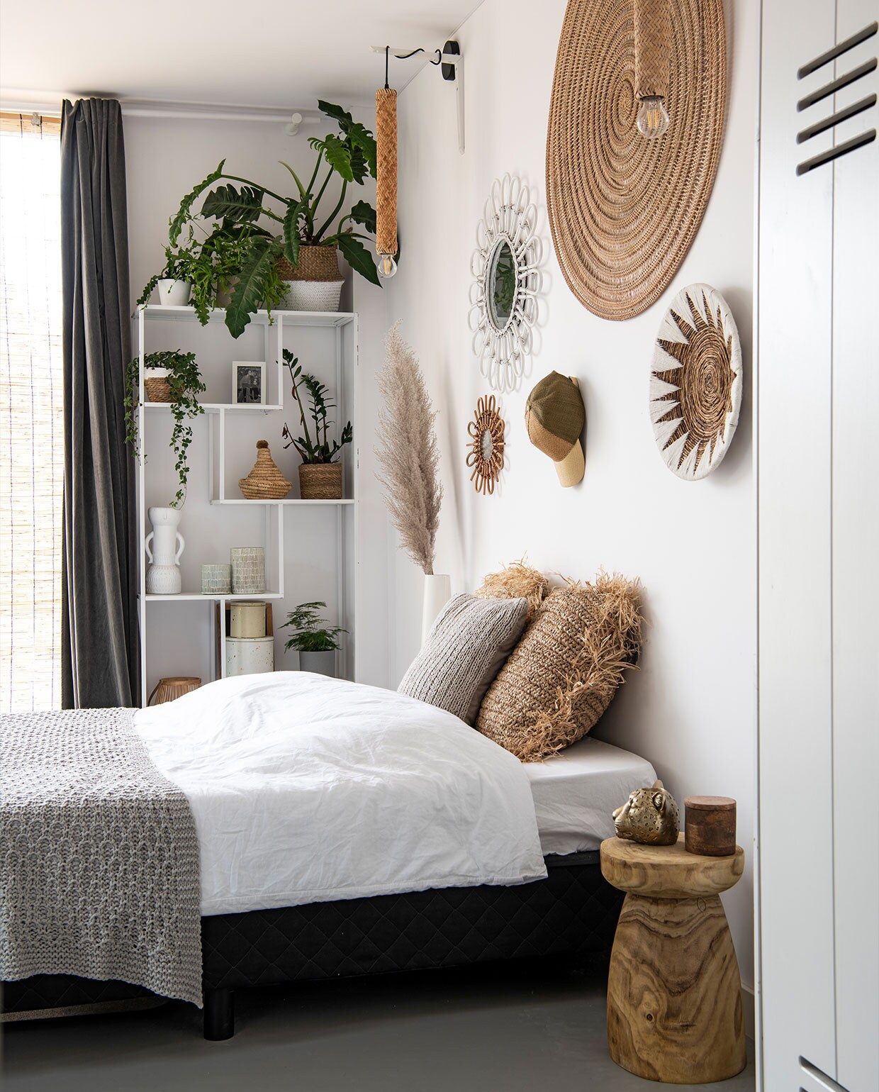 Muurkleur wit van Flexa, gietvloer Evolve, kast en tijgerkop Housevitamin, houten kruk Woood, rieten kussens Parlane, grote rieten wanddecoratie Manggis Living, opengewerkte sterachtige wanddecoratie Pole to Pole, spiegels, gordijnen en sprei Mrs. Bloom, witte potten in kast Lifestyle, planten uit eigen winkel, hanglampen Zuiver, vazen By Bazz, blikken Ferm Living. vtwonen 3-2022 | productie Insidehomepage | styling Esther Loonstijn | fotografie Louis Lemaire