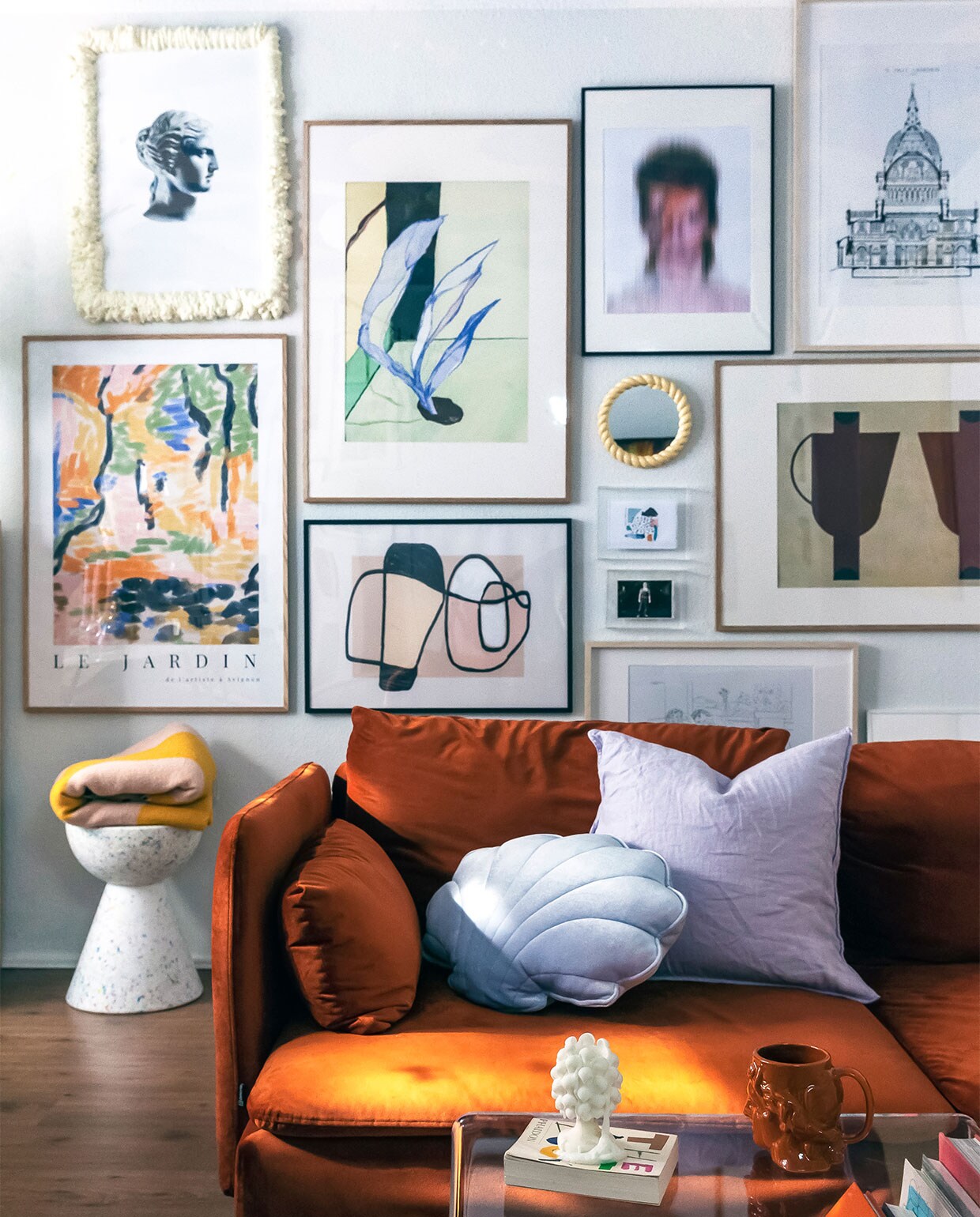Bank Söderhamn van Ikea, hoes van Dekoria. Koffietafel via Ebay, kruk Wild Studio, kussens Moi Mili (schelp) en H&amp;M, plaid Arket, beker zelfgemaakt, kaars Sentimental Candles. Overig onbekend. vtwonen 4-2022 | styling Agi Raw | fotografie en tekst Anne-Catherine Scoffoni tekstbewerking Monique van der Pauw