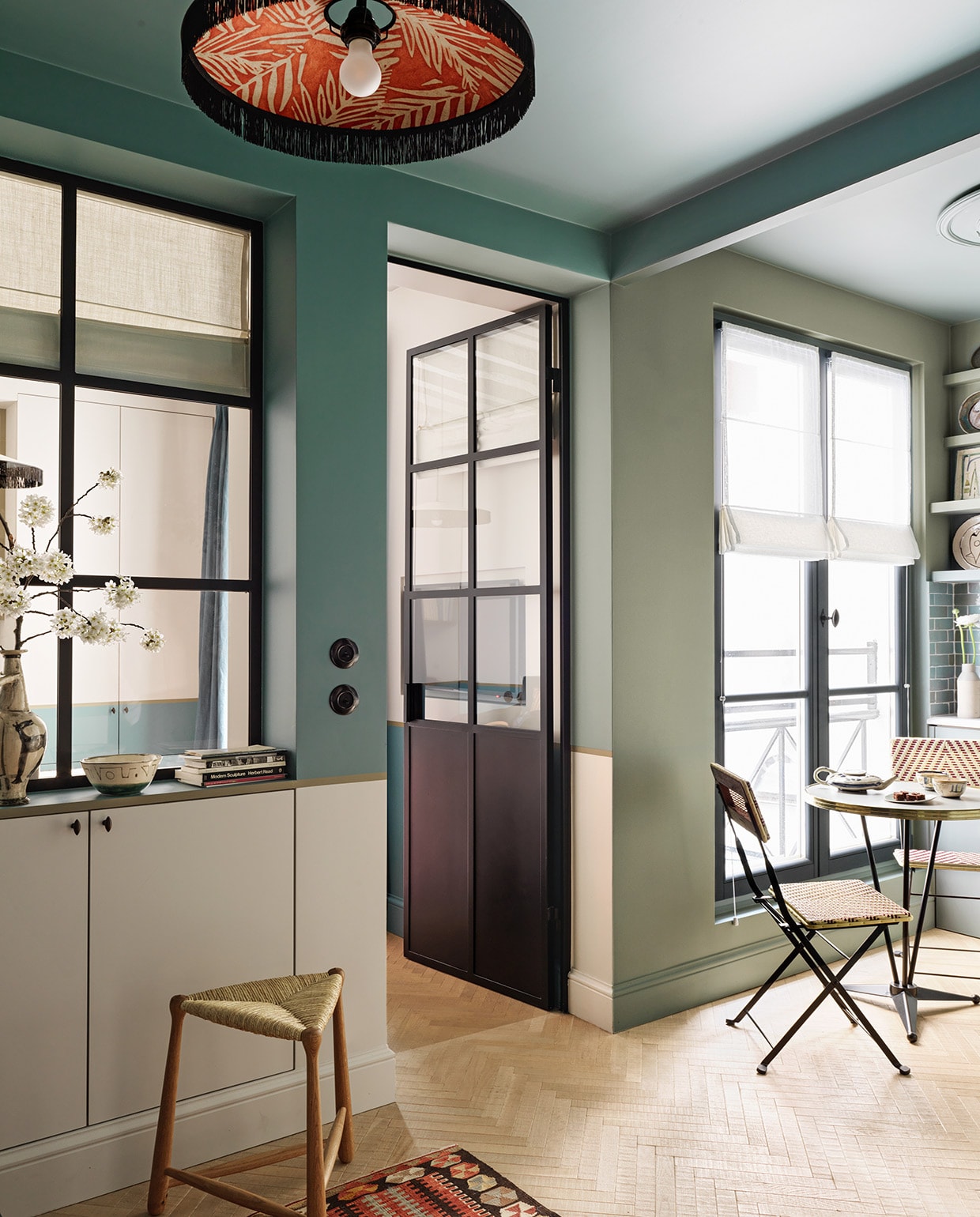 Hanglamp Paloma Le Monde Sauvage. Driepootkruk Ailleurs Paris. Bakelieten lichtschakelaars THPG. Tafel en bistrostoelen Maison Gatti.  vtwonen special tiny houses | styling Marianne Evennou | fotografie Stephan Julliard