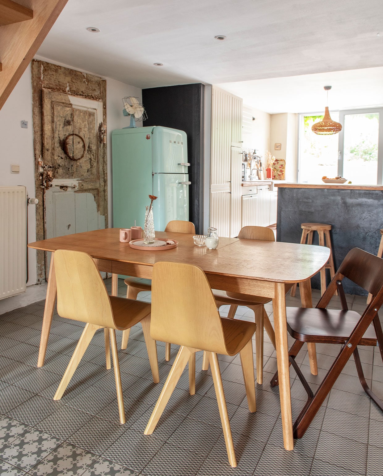 Tafel en stoelen La Redoute, vloertegels collectie Azulej van Mutina, keuken Ikea, vintage hanglamp via La Lune Decoration, koelkast Smeg, vintage ventilator, klapstoel Fameg, kruk Ikea, vintage glaswerk, mokken en dienblad HKliving. vtwonen 3-2022 | productie De Binnenkijkers | styling Jeske Weel | fotografie Caroline Coehorst | tekst Chris Muyres