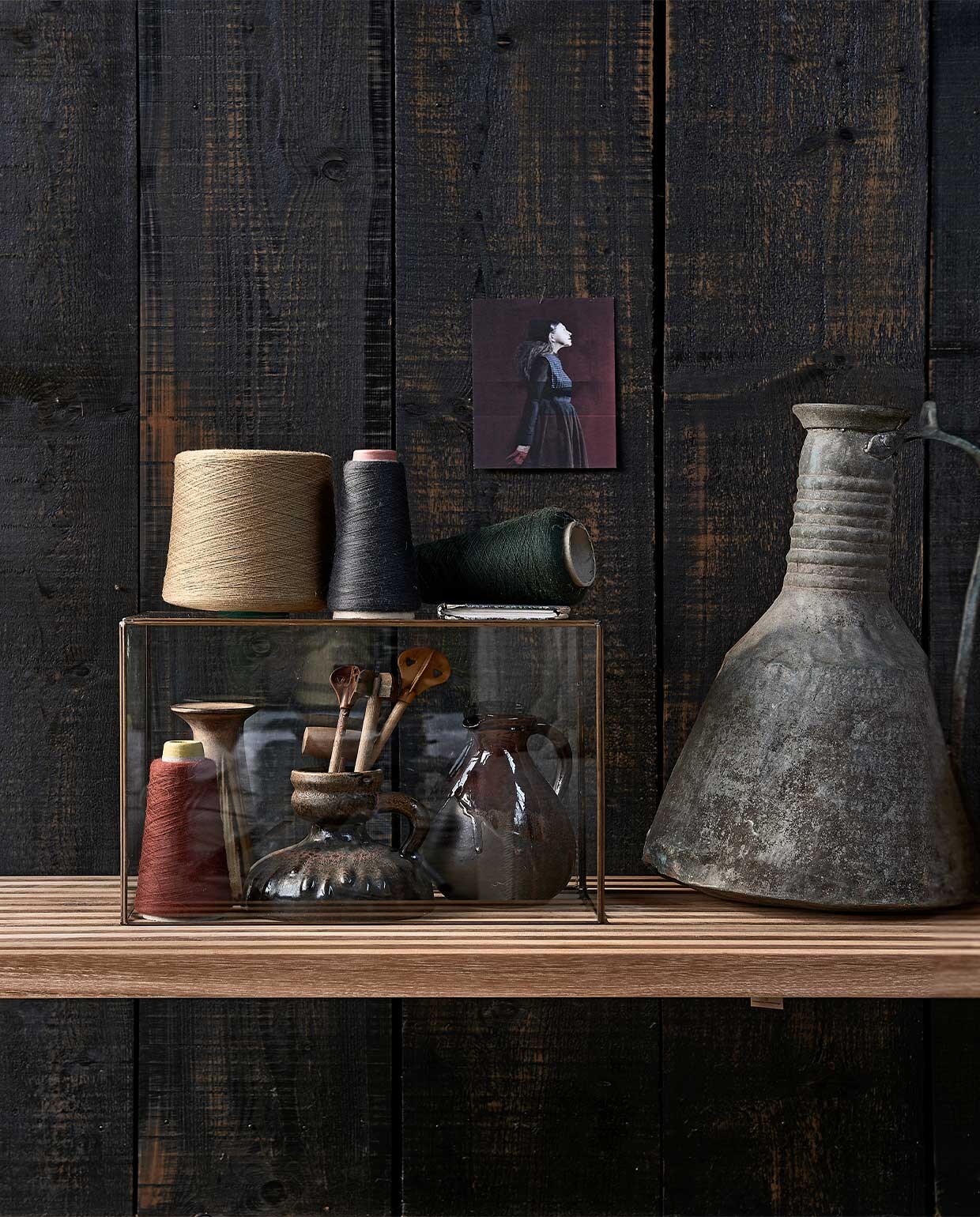Rechthoekige glazen stolp L, 40x20x32 cm € 119,-, lattenbank, 45x160x43 cm (hxbxd) € 625,- (hkliving.nl). Klossen, per stuk € 6,-, vaasjes vanaf € 17,50, hoge zinken kan € 175,-, divers keukengerei vanaf € 5,- (neeflouis.nl). vtwonen 3-2022 | Styling Fietje Bruijn | Fotografie Dennis Brandsma\n