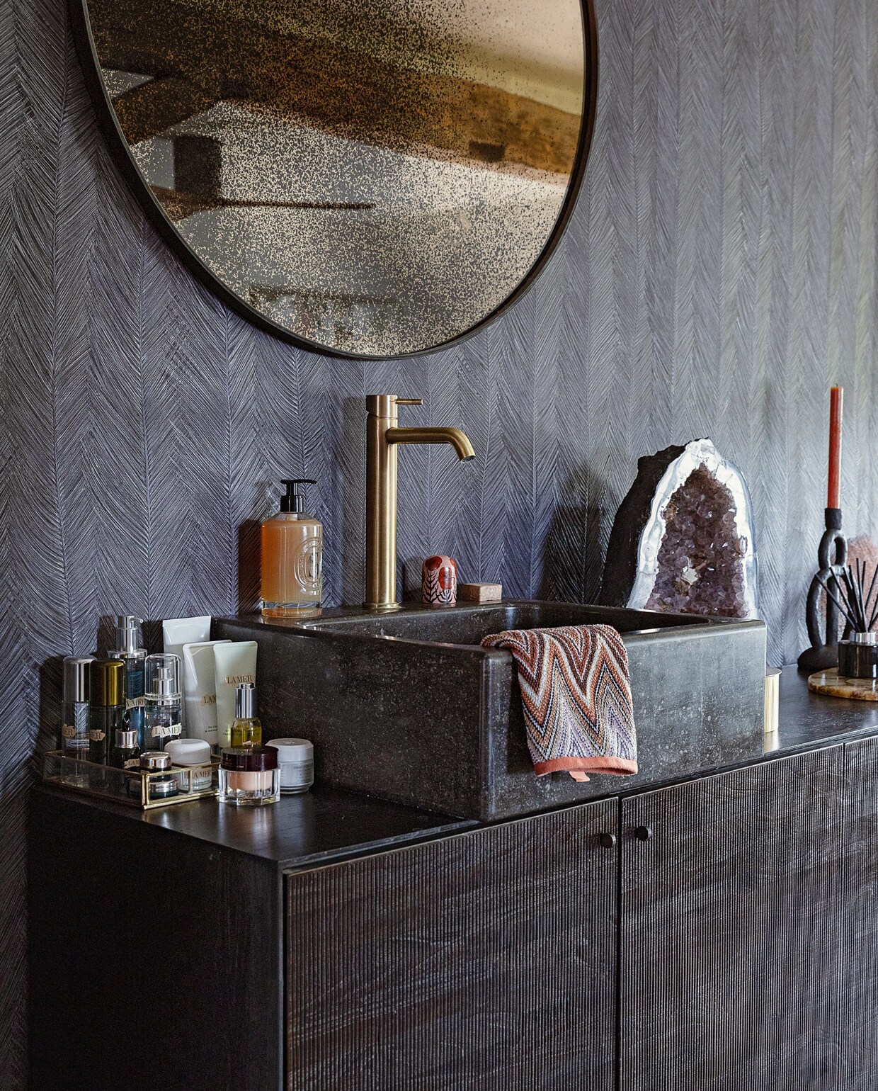 Spiegel en kast Ethnicraft. Wasbak natuursteen Salenzi. Doek Missoni. Stenen item agaat via Earth Mineralen. Zeep Diptyque. Ringhouder Rosa de Weerd. Schaal Sissy-Boy. Verzorgingsproducten La Mer, Sisley en Charlotte Tilbury. vtwonen 11-2021 | Styling ilona jongepier | Fotografie dana van leeuwen