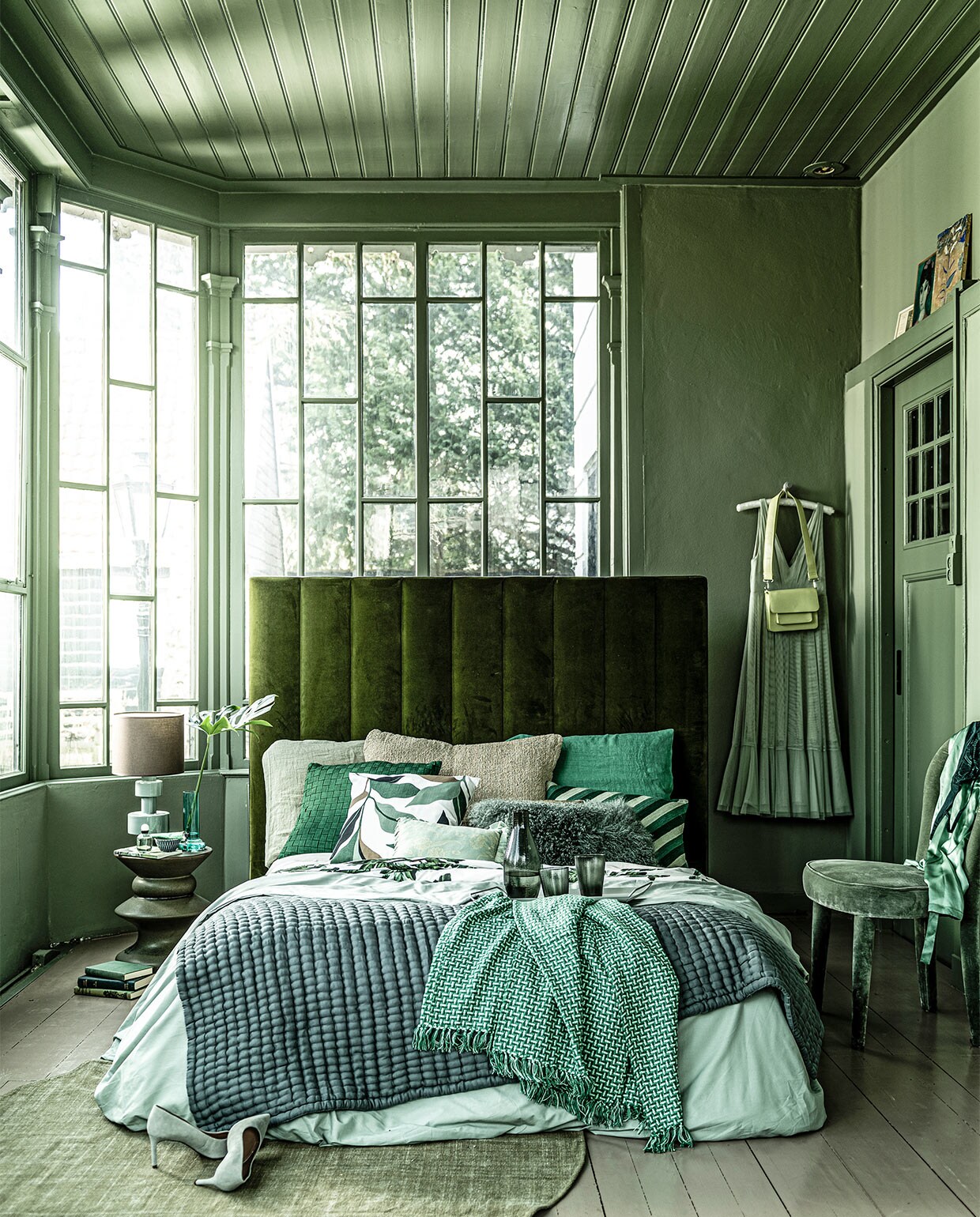 Middendeel uit driedelig bed groen velours, 306×145 cm € 4330,-, lamp € 315,- (roche-bobois.com). Linnen kussenslopen links en rechts, per stuk € 37,-, kussen midden € 275,- (couleur-locale.eu). Kussen blokjes € 59,95, kussen streep € 49,95, geweven plaid € 35,- (hinck.nl). Kussen bladeren € 7,99, mintgroen katoenen dekbedovertrek, 240×220 cm € 39,99, dekbedovertrek bladeren € 24,99, schoenen € 49,99, geurtje € 14,99, handcrème € 7,99, jurk € 39,99, beha € 14,99 (hm.com). Vachtkussen € 69,-, groene glazen vaas prijs op aanvraag (loods5.nl). Kussen bloemprint € 36,-, keramieken schaaltje € 39,50 (ottomania.nl). Nachtkast € 558,-, glazen kan € 45,-, glas medium € 20,-, small € 16,- (homestede.nl). Kunstleren tas € 69,95 (wearelabels.com). Ochtendjas € 219,95 (bijenkorf.nl). Velours stoel € 3086,- (covanderhorst.nl). Dienblad van Point virgule € 35,50, vloerkleed Pt washed cotton round, Ø 150 cm € 59,99 (vtwonen.nl). Tatami quilt, 90×180 cm € 155,- (archive-store.nl). Notitieboeken, per stuk € 19,95 (maisonnl.com). Muurhaak vanaf € 0,78 (sostrenegrene.com). Kledinghanger privébezit. JA | vtwonen 04-2020 | styling Liza Wassenaar | fotografie Sjoerd Eickmans