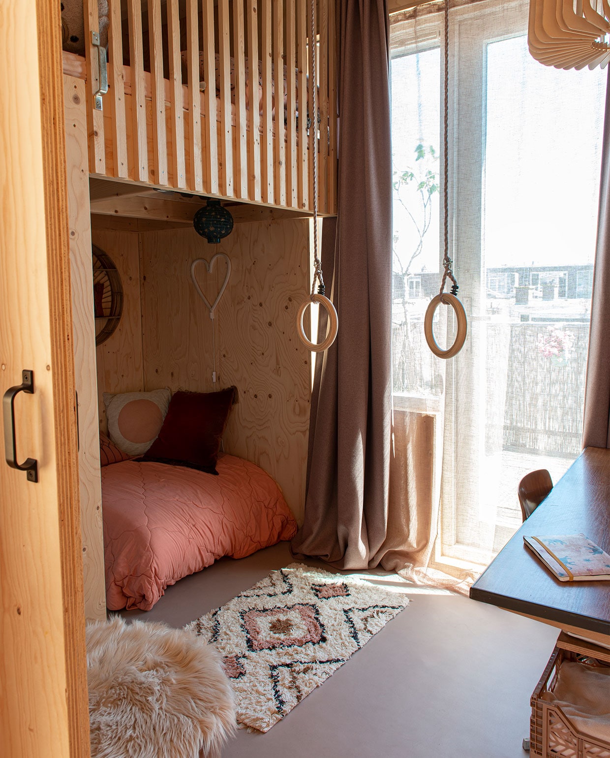 Vloerkleed H&amp;M Home, vintage bureau Casala, hoogslaper zelfgemaakt, op de vloer Novilon uit de vtwonen-collectie in betonlook van Forbo. vtwonen DIY special 4 | styling Jeske Weel | fotografie Caroline Coehorst | tekst Chris Muyres