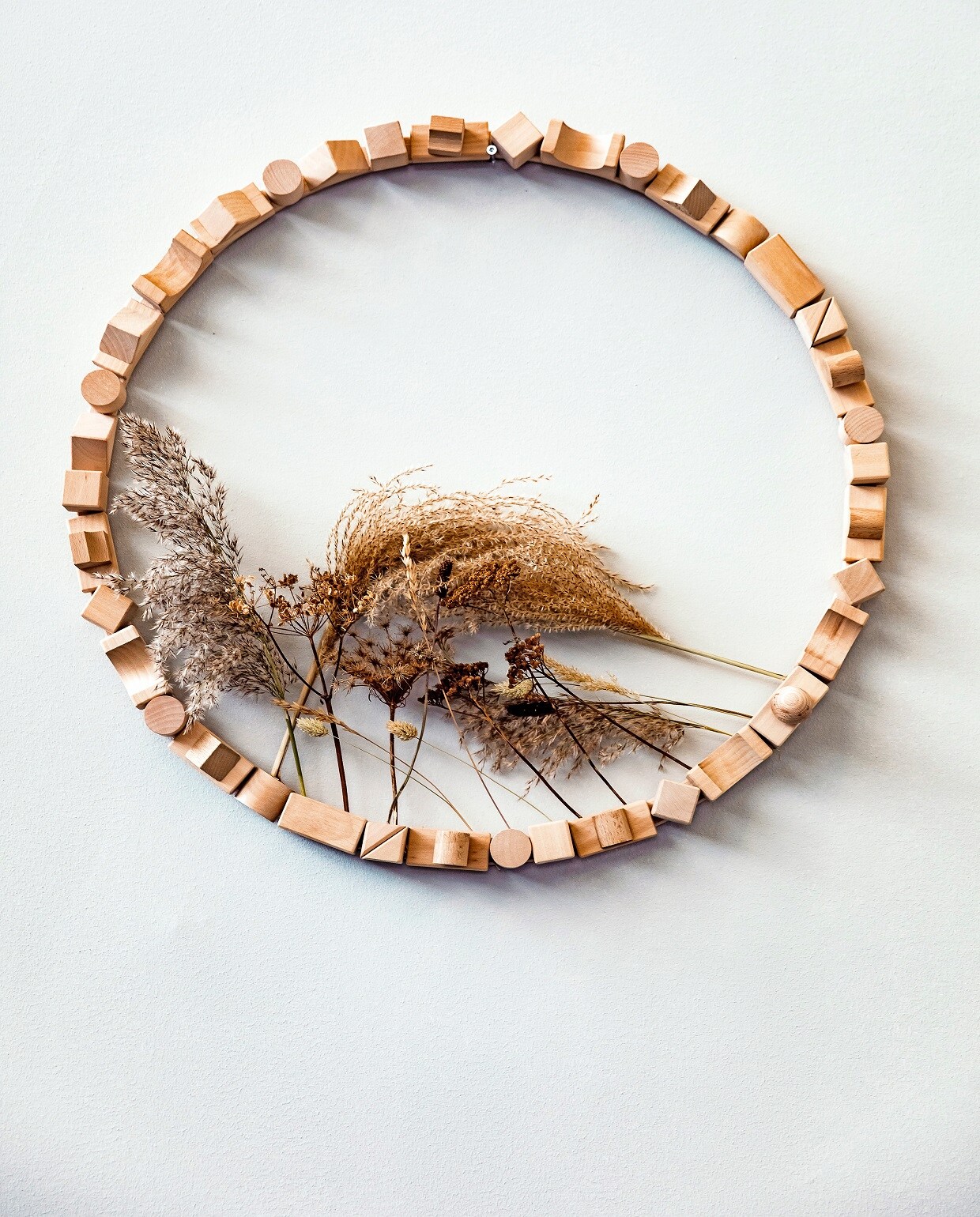Handgemaakte ronde cirkel met houten blokken Namika inclusief gedroogde bloemen € 99,- (woodchuck.nl). vtwonen &amp; designbeurs 2019 | styling Kim van Rossenberg | fotografie Ernie Enkelaar