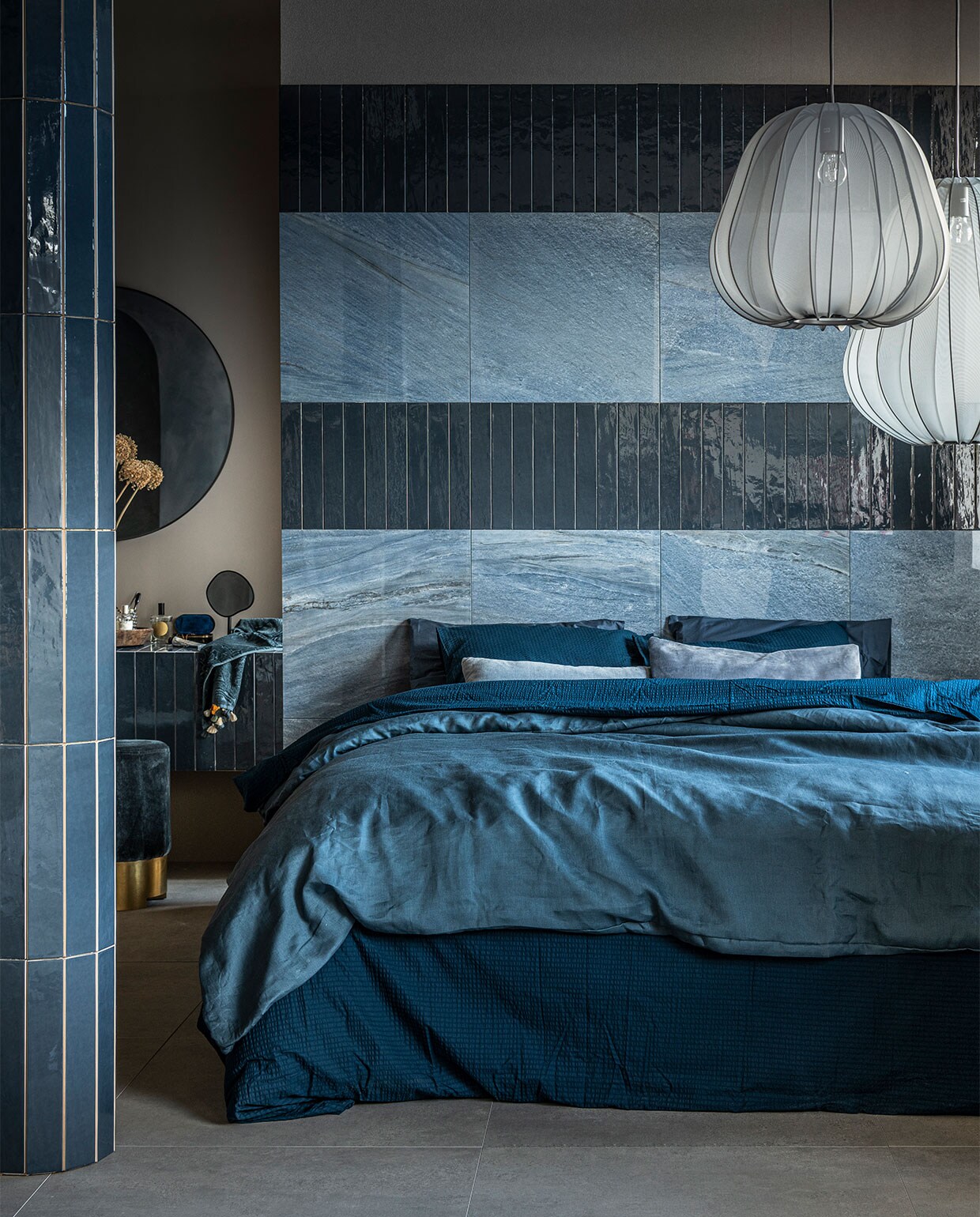 Op de wand: vloer- en wandtegel Classic in kleur Heavenly Blue, glans, 60�60 cm, per m� ? 77,95 (in mat ? 71,90), wandtegel Marrakesh in kleur Ocean Blue, glans (ook in mat), 6,5�40 cm, per m� ? 62,35. Op de vloer: vloertegel Raw in kleur Grey, 80�80 cm, per m� ? 65,-. | M.m.v. vtwonen.be (stoffen hanglampen van Bolia), zarahome.com (ronde spiegel, staande spiegel, handdoek, donkerblauw beddengoed Minte van Essenza), ikea.nl (lichtblauw beddengoed Puderviva), melchiorinterieur.nl (poef, kussens), suhka.nl (houten schaal). vtwonen 11-2021 | styling Kim van Rossenberg | fotografie Sjoerd Eickmans | productie Tanja Saarberg