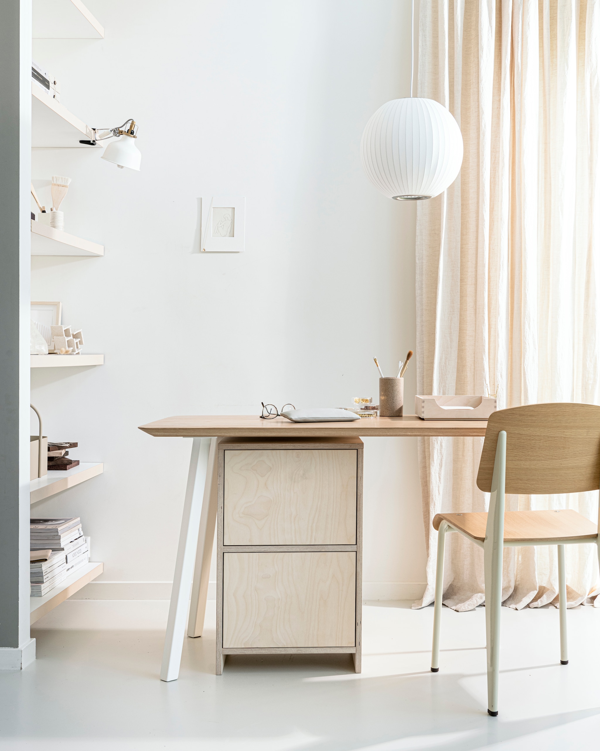 Hanglamp Nelson Ball Bubble van Hay, maat S, 32,5×30,5 cm (Øxh) € 495,-, houten papierbakje van Zeller € 11,95, toolbox cashmere Grib van Ferm Living € 55,25 (vtwonen.nl). Stoel Standard van Jean Prouvé € 719,- (vitra.com). Bureau New Classic Home Desk, 160×70 cm € 1395,- (studio-henk.nl). Witte wand-/klemspot Ranarp € 19,95 (ikea). Etui van Monograph € 33,20 (monograph.dk). Goudkleurige ketting met hanger vanaf € 75,- (archive-store.nl). Platte glazen petrischalen vanaf € 1,12 (sostrenegrene.com). Witte sculpture Azi € 150,-, porseleinen kunstwerk in houten lijst van Lisanne Lammers i.s.m. Studio Yen € 75,- (studio-yen.com). Overig privébezit. 2021-09 | productie &amp; styling Kim van Rossenberg | uitvoering Richard van Meerveld | fotografie Sjoerd Eickmans
