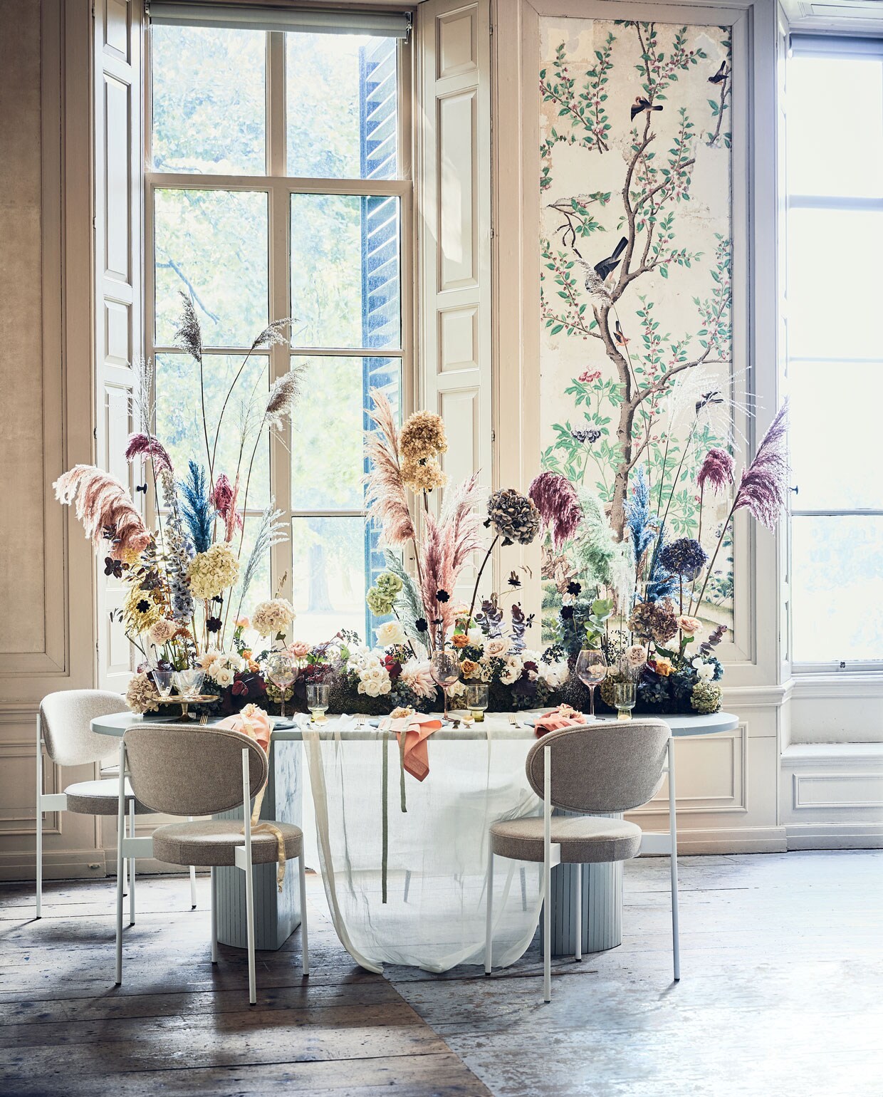 Bloemenloper (edenique.nl). Tafelkleed gemaakt van kaasdoek (boerenbonthal.nl). Stoelen van Verpan (dezaakdesign.nl). Ovale tafel, op maat gemaakt, 220x110x76 cm (com-anders.nl). Waterglazen,goudkleurig bestek, dinerborden, mintgroene borden (vtwonen.nl). Servetten, roze wijnglazen met goudkleurige rand (nordal.eu). styling Cleo Scheulderman | fotografie Jeroen van der Spek