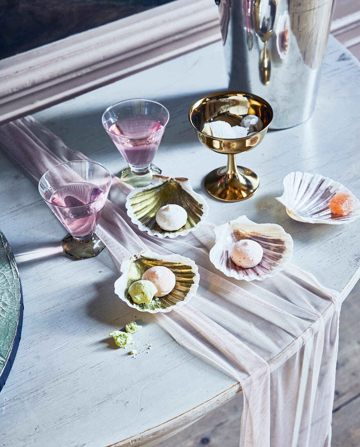 Sint-jacobsschelpen (bellatio.nl). Porseleinverf (pipoos.com). Cocktailglazen (hkliving.nl). Goudkleurige coupe (hm.com). Verzilverde champagnekoeler en halfronde tafel beide (prinsheerlijkantiek.nl). Tule (boerenbonthal.nl). styling Cleo Scheulderman | fotografie Jeroen van der Spek