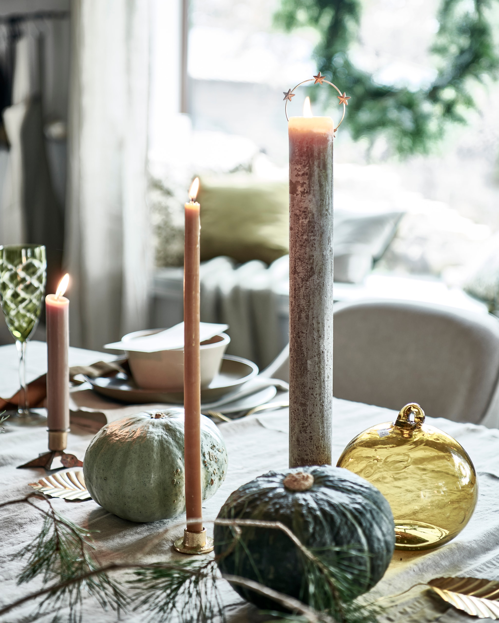 Groen champagneglas, set van 6 ? 160,- (polspotten.nl). Beige gespikkeld bord ? 25,- (nordal.eu). Groen bord ? 27,95, beige kom ? 21,95, allebei van Studio Ro Smit (factor-ij.amsterdam). Stonewashed gouden bestek, per stuk vanaf ? 6,95, okergele glazen XL kerstbal ? 24,50 (paviljoennoord.com). Gouden kandelaar in vorm van ster ? 4,50 (weldaad.com). Gouden blaadjes, set van 3 ? 6,- (bungalow.dk). Gouden mini-kandelaar ? 12,90, kaars van bijenwas, set van 4 ? 12,90, gouden kaarssteker in vorm van aureool ? 17,90 (letoile.store). Smalle hoge groene blokkaars ? 15,- (allestedlund.com). vtwonen 12-2021 | styling Danielle Verheul | Fotografie Sjoerd Eickmans | Tuin van Judith (groenstylist), assistentie Niels Kist, Kula van den Broek