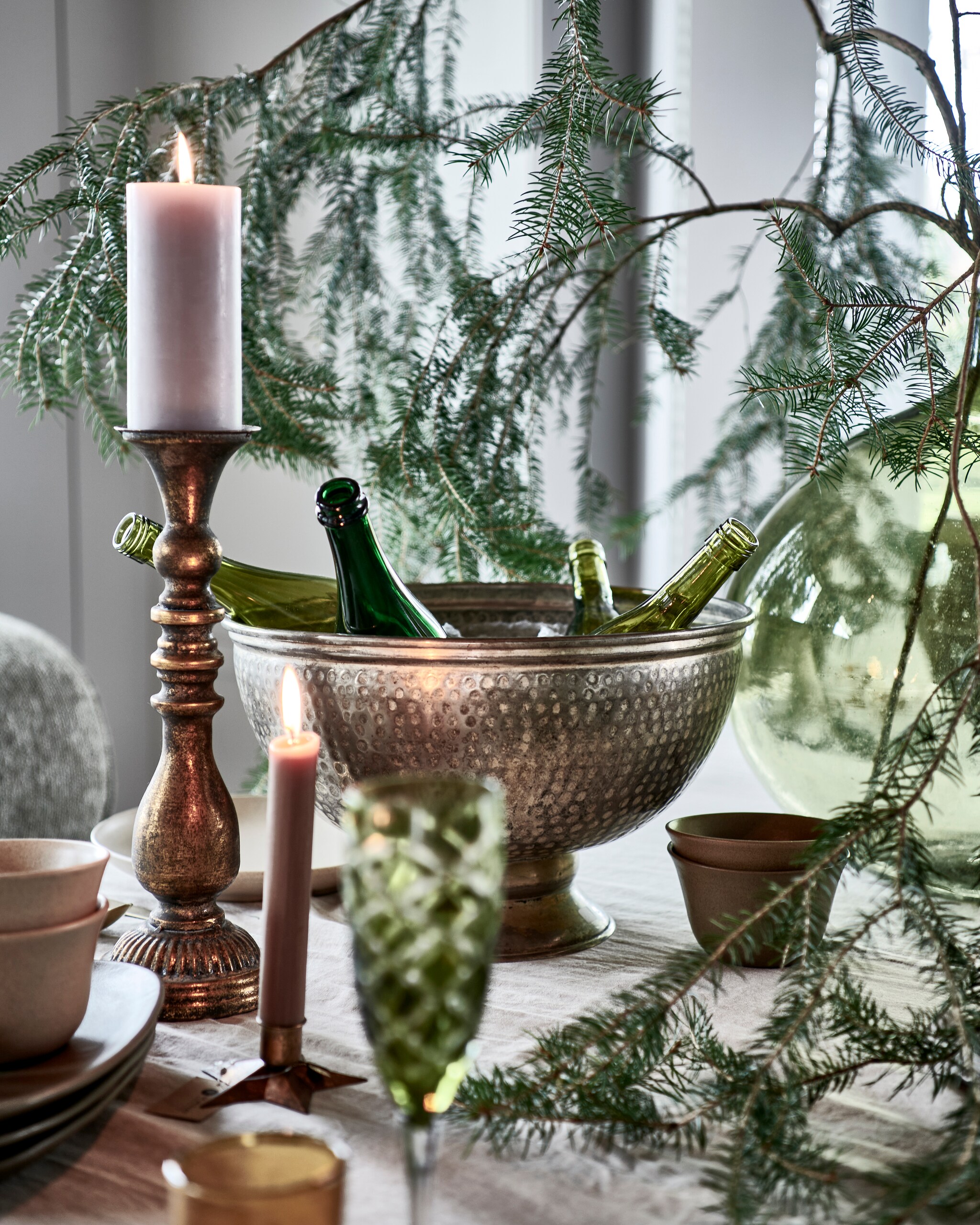 Takken, prijs op aanvraag (tuinvanjudith.wordpress.com). Groen bord € 27,95, beige kom, groen ovaal bord, alles aardewerk van Studio Rosmit (factor-ij.amsterdam). Gouden kandelaar voor blokkaars € 50,-, groene glazen bolvaas € 70,- (paviljoennoord.com). Gouden kandelaar in vorm van ster € 4,50 (weldaad.com). Antieke zilveren wijnkoeler (pietjonker.nl). vtwonen 12-2021 | styling Danielle Verheul | Fotografie Sjoerd Eickmans | Tuin van Judith (groenstylist), assistentie Niels Kist, Kula van den Broek