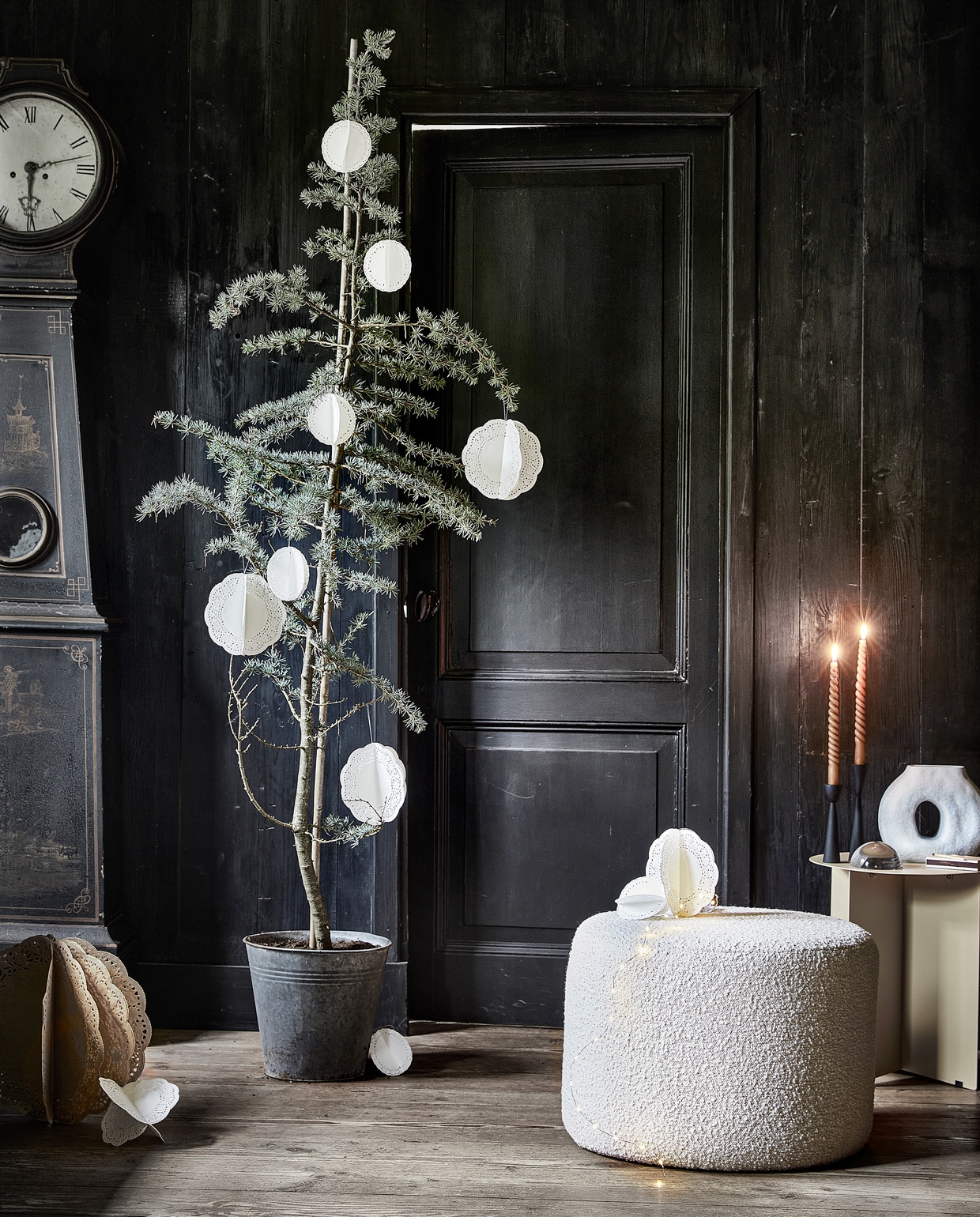 Kerstboom blauwe ceder 30×175 cm (dxh) € 59,99, draadverlichting, per 2 meter € 2,99, zinken emmer € 8,99 (intratuin.nl). Papieren onderleggers in verschillende formaten, per stuk € 1,38 (sostrenegrene.com/nl). Poef No.9 in kleur Maya Cream € 149,- (sofacompany.com). Metalen bijzettafel € 149,- (hkliving.nl). Overig privébezit. vtwonen 12-2021 | styling Marlies Does | fotografie Peggy Janssen