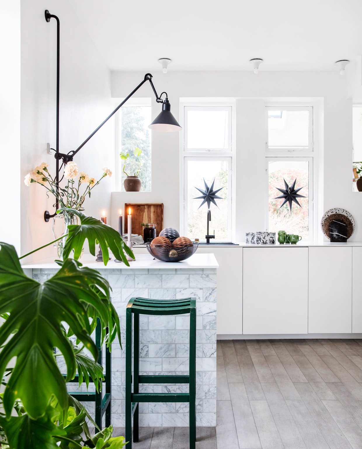 Keuken Ikea. Overig herkomst onbekend. vtwonen 12-2021 | productie LivingInside | styling Rikke Graff Juel | fotografie Christina Kayser O | tekst Christina B. Kjeldsen | tekstbewerking Jack Meijers