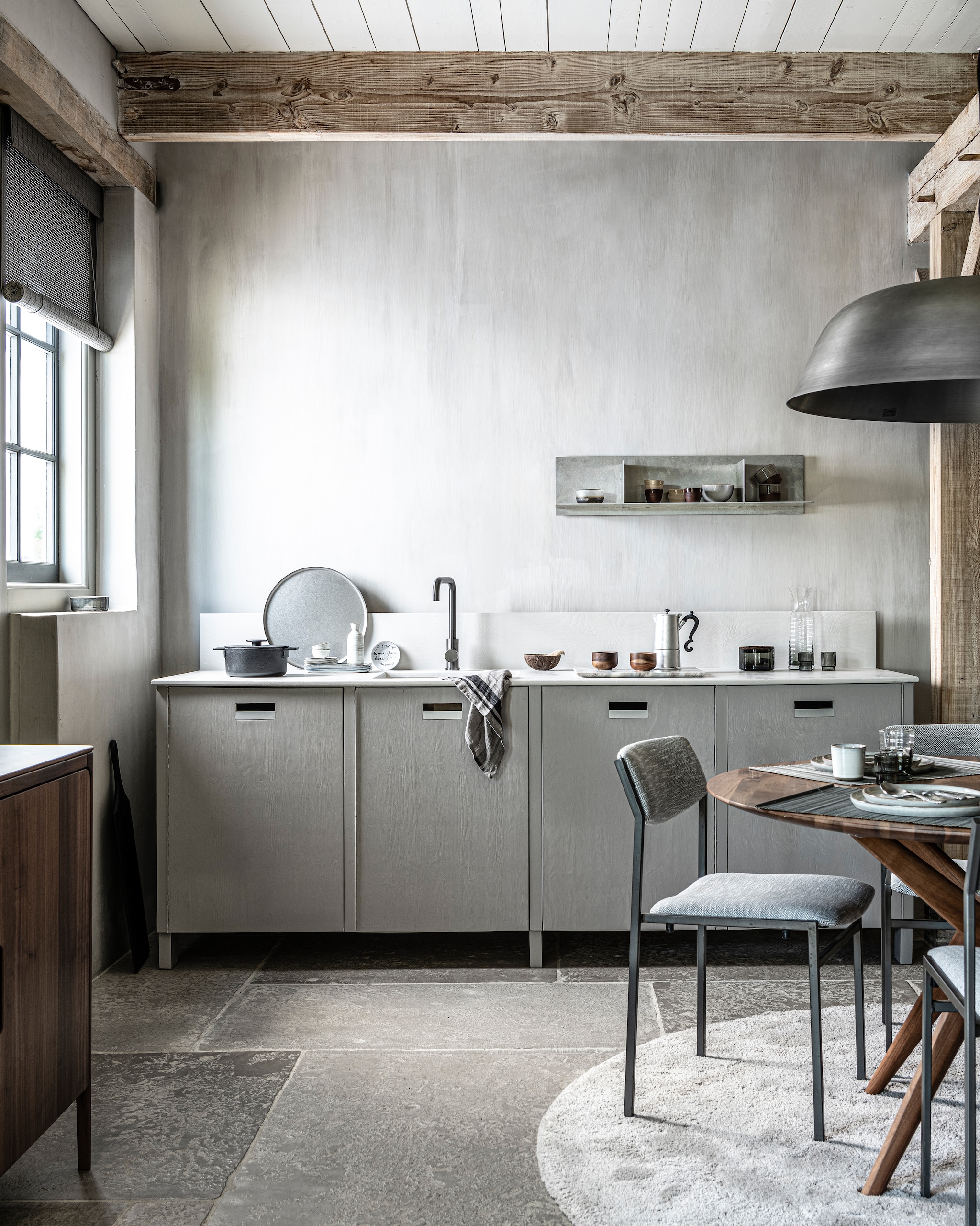Op de wanden kalkverf Warm Grey van Pure &amp; Original 1 liter € 40,75 (pure-original.nl).Keuken op maat gemaakt, prijs op aanvraag (com-anders.nl). Kraan gun metal € 169,- (tworooms.nl). Zwarte pan Surface van Serax € 126,-, glas Ripple van Ferm Living, set van 4 € 35,-, zwarte serveerplank Acacia van Bloomingville 70 cm € 60,99, houten theekop Collage van Serax, per stuk € 12,80 (vtwonen.nl). Percolator Lady Anne € 59,-, tweekleurige keramieken mok Earth € 17,50, stonewashed rond stalen dienblad € 69,- (bymolle.com). Sake set € 39,75 (japansewinkeltje.nl). Bordje met geschreven tekst van Anouk Kramer € 30,- (archive-store.nl). Glazen opbergpot met houten deksel € 19,95, glazen karaf € 24,95 (nordal.eu). Wandplank Rivet, small, onbehandeld aluminium 87,6×24,4×20,6 cm (lxdxh) € 615,- (framacph.com). Hanglamp Cloche Three, geborsteld aluminium, 81×25 cm (Øxh) € 750,- (vanduivenboden.nl). Vintage design stoelen met nieuwe stoffering € 850,-, walnoothouten eettafel Lakri 120 cm (Ø) € 2984,- (goeds.nl). Gehamerd bestek, per stuk € 5,99, bamboe placemat, set van 2 € 6,99 (zarahome.com). Ronde borden van HK Living vanaf € 11,95, rechthoekige borden van Serax vanaf € 11,95, mok van HK Living € 6,95, schaal € 10,95 (loftloft.nl). Walnoothouten dressoir Rikke € 2960,- (demachinekamer.nl). Rond grijs vloerkleed € 3034,- (homestede.nl). Roll-up gordijn bamboo flat sticks prijs op aanvraag (nature-deco.com). Op de wanden kalkverf Warm Grey van Pure &amp; Original 1 liter € 40,75 (pure-original.nl).\nKeuken op maat gemaakt, prijs op aanvraag (com-anders.nl). Kraan gun metal € 169,- (tworooms.nl). Zwarte pan Surface van Serax € 126,-, glas Ripple van Ferm Living, set van 4 € 35,-, zwarte serveerplank Acacia van Bloomingville 70 cm € 60,99, houten theekop Collage van Serax, per stuk € 12,80 (vtwonen.nl). Percolator Lady Anne € 59,-, tweekleurige keramieken mok Earth € 17,50, stonewashed rond stalen dienblad € 69,- (bymolle.com). Sake set € 39,75 (japansewinkeltje.nl). Bordje met geschreven tekst van Anouk Kramer € 30,- (archive-store.nl). Glazen opbergpot met houten deksel € 19,95, glazen karaf € 24,95 (nordal.eu). Wandplank Rivet, small, onbehandeld aluminium 87,6x24,4x20,6 cm (lxdxh) € 615,- (framacph.com). Hanglamp Cloche Three, geborsteld aluminium, 81x25 cm (Øxh) € 750,- (vanduivenboden.nl). Vintage design stoelen met nieuwe stoffering € 850,-, walnoothouten eettafel Lakri 120 cm (Ø) € 2984,- (goeds.nl). Gehamerd bestek, per stuk € 5,99, bamboe placemat, set van 2 € 6,99 (zarahome.com). Ronde borden van HK Living vanaf € 11,95, rechthoekige borden van Serax vanaf € 11,95, mok van HK Living € 6,95, schaal € 10,95 (loftloft.nl). Walnoothouten dressoir Rikke € 2960,- (demachinekamer.nl). Rond grijs vloerkleed € 3034,- (homestede.nl). Roll-up gordijn bamboo flat sticks prijs op aanvraag (nature-deco.com).