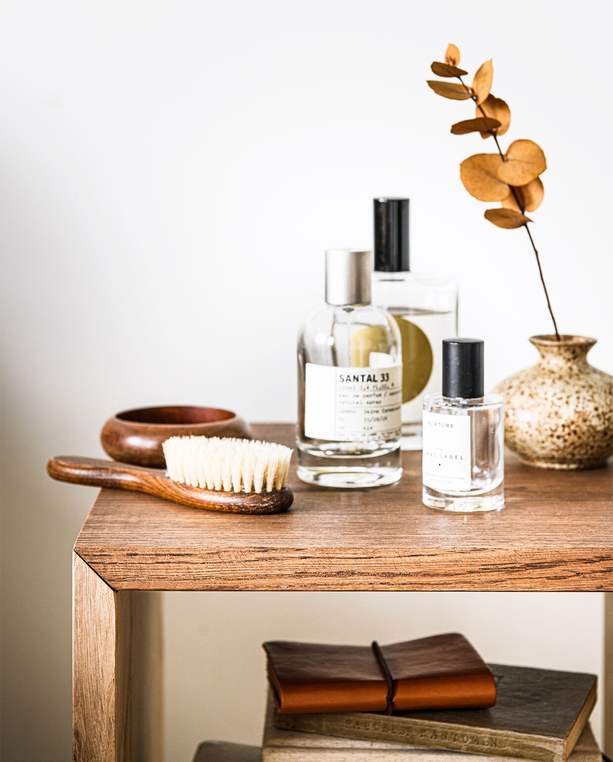 Spray by Lingua Planta met goudkleurig rond label € 28,- (kikubari.nl). Houten borstel € 9,99 (themodernman.co.uk). Parfum Santal 33 van Le Labo Fragrances, 100 ml € 237,- (skins.nl). Parfum Nurture,30 ml € 82,- (gray-label.nl). Vaas (kringloopwinkel). Overig privébezit. vtwonen 11-2021 | styling Kim van Rossenberg | uitvoering Richard van Meerveld | fotografie Sjoerd Eickmans