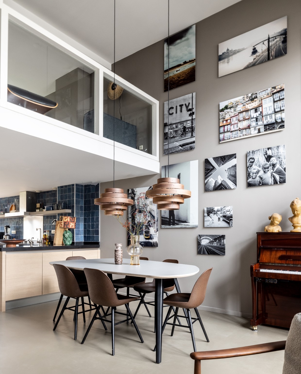Wanden geverfd in kleur Boomschorsbruin, Flexa. Sunday eettafel van XOOON (uit collectie), Eijerkamp. Eetkamerstoel Albert Kuip Coffee, Zuiver. Walnut lamp van ETH, vtwonen, glazen vaas van HKliving, retro vaas van HKliving lava brown, vtwonen. Kunstwerken van WerkaandeMuur. Overig privébezit. vtwonen weer verliefd op je huis seizoen 15, aflevering 9 | styling Fietje Bruijn | fotografie Sonja Velda