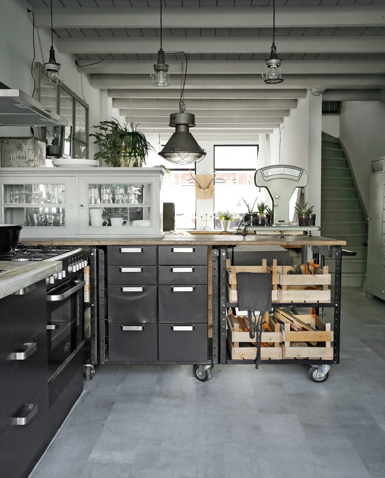 Dtile keuken zelfgemaakt. Kraan Nivito. Houten groenteschaal Hema. Snijplank Ikea. Dutchbone fauteuil Loods 5 Garage. Barkrukken Kave Home Farley. Hanglampen Made.Koelkast M-system. Afzuigkap, apparatuur en inductieplaat Ikea. Natuurbehang Hornbach. Overig onbekend. vtwonen 12-2016 | fotografie Peggy Janssen