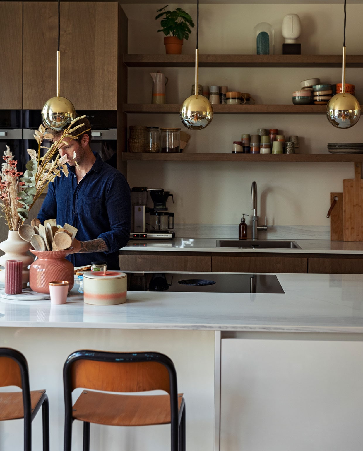 Keuken Van Ginkel Keukens. Hanglampen H&amp;M Home. Servies HKliving. Krukken Marktplaats. Overig onbekend. vtwonen 10-2021 | Styling Ilona Jongepier | Fotografie Dana van Leeuwen | Tekst Anne van den Dool