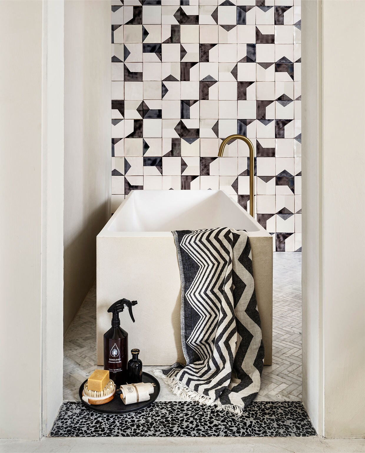Handgemaakte tegels per m² vanaf € 3000,- (smink.studio). Hamam handdoek The Great Escape, 170×90 cm € 46,95 (hammam34.com). Bord van HKliving € 17,95 (vtwonen.nl). Roomspray Zenology € 49,- (10dayslifestyle.nl). Parfum A midnight stroll € 295,- (gucci.com). Borstel € 19,95, zeep € 17,-, wierook € 30,- (sukha.nl). vtwonen 10-2021 | styling Marianne Luning | fotografie Stan Koolen
