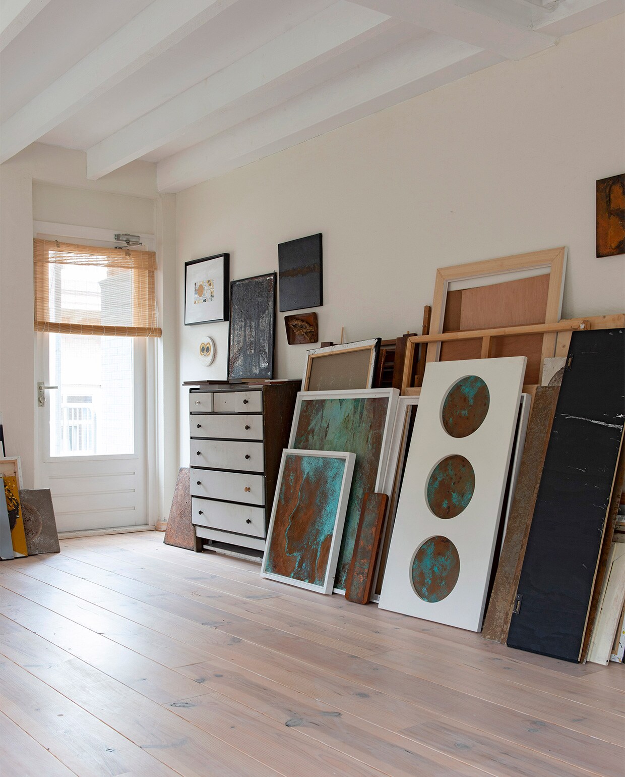 In het atelier wachten kunstwerken op een nieuwe bestemming. Ladekast herkomst onbekend. vtwonen 08-2021 | productie de Binnenkijkers | styling Jeske Weel | fotografie Caroline Coehorst | tekst Christine van der Hoff