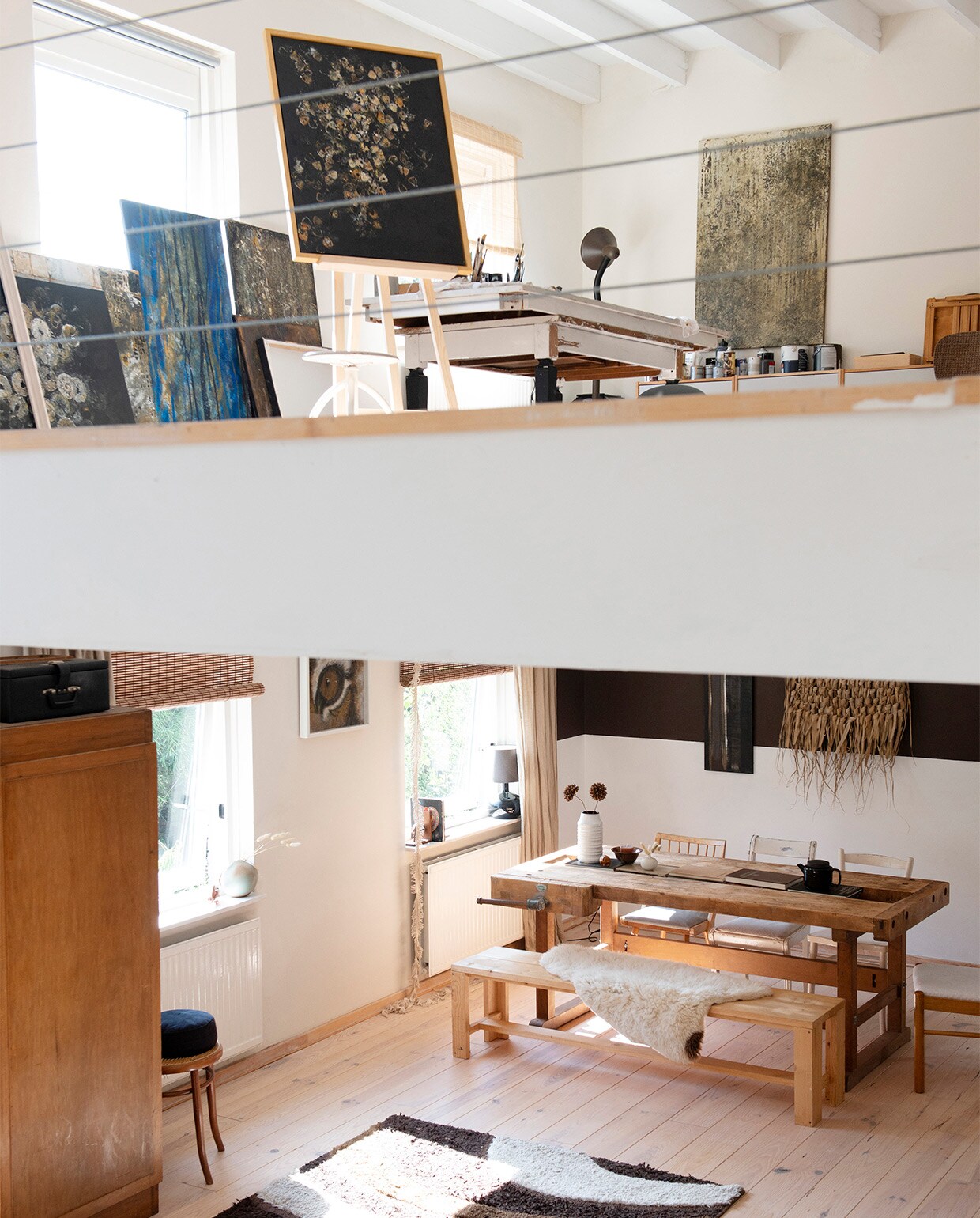 Het atelier op de split-level etage wordt van de vide gescheiden door een balustrade van staaldraad. vtwonen 08-2021 | productie de Binnenkijkers | styling Jeske Weel | fotografie Caroline Coehorst | tekst Christine van der Hoff