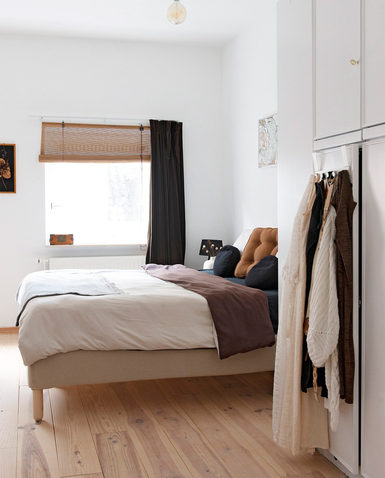 Bed Ikea, kussens Intratuin, rolgordijn Xenos. Overig onbekend of tweedehands. vtwonen 08-2021 | productie de Binnenkijkers | styling Jeske Weel | fotografie Caroline Coehorst | tekst Christine van der Hoff