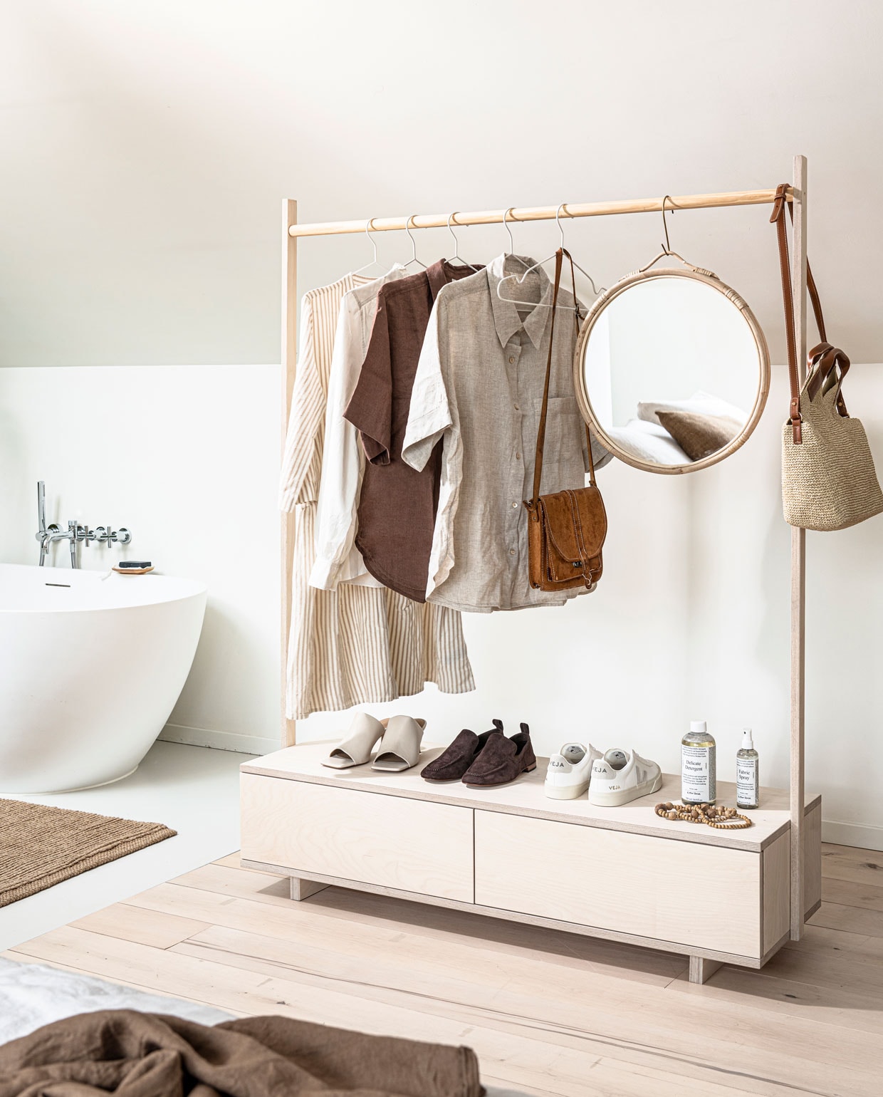 Spiegel € 49,99 (hm.com). Leren beige muiltjes € 89,-, fabric spray € 12,-, fles delicate detergent € 9,-(stories.com). Bruin suède loafers € 150,-, leren gympen Veja Campo € 125,-, gevlochten tas € 89,-, beige linnen blouse met korte mouw € 49,-, bruine linnen blouse € 49,-, witte blouse met lange mouw € 79,-, juten vloerkleed,70x150 cm € 59,- (arket.com). Linnen dekbedovertrek, kleur Tabak, 240x220 cm € 79,99 (zarahome.com). Gestreepte jurk beige/wit € 79,95 (studione9en.nl). Kledinghangers per 5 stuks € 3,99 (ikea.com). Overig privébezit. vtwonen 08-2021 | productie &amp; styling Kim van Rossenberg | uitvoering Richard van Meerveld | fotografie Sjoerd Eickmans