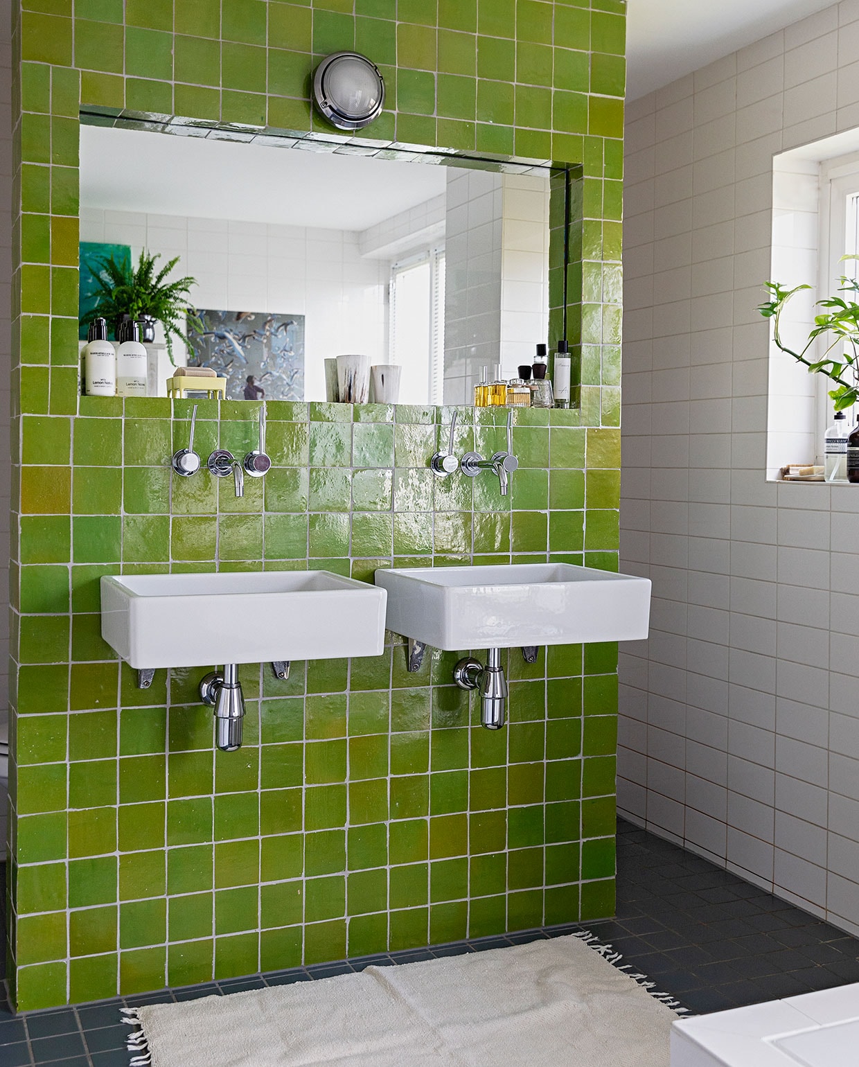 De bestaande witte badkamer werd opgefleurd met zelliges, Marokkaanse tegels. Sanitair Villeroy &amp; Boch. Lamp Luceplan. Kleed meegenomen uit Uganda.� vtwonen 07-2021 | styling Ilona Jongepier | fotografie Dana van Leeuwen