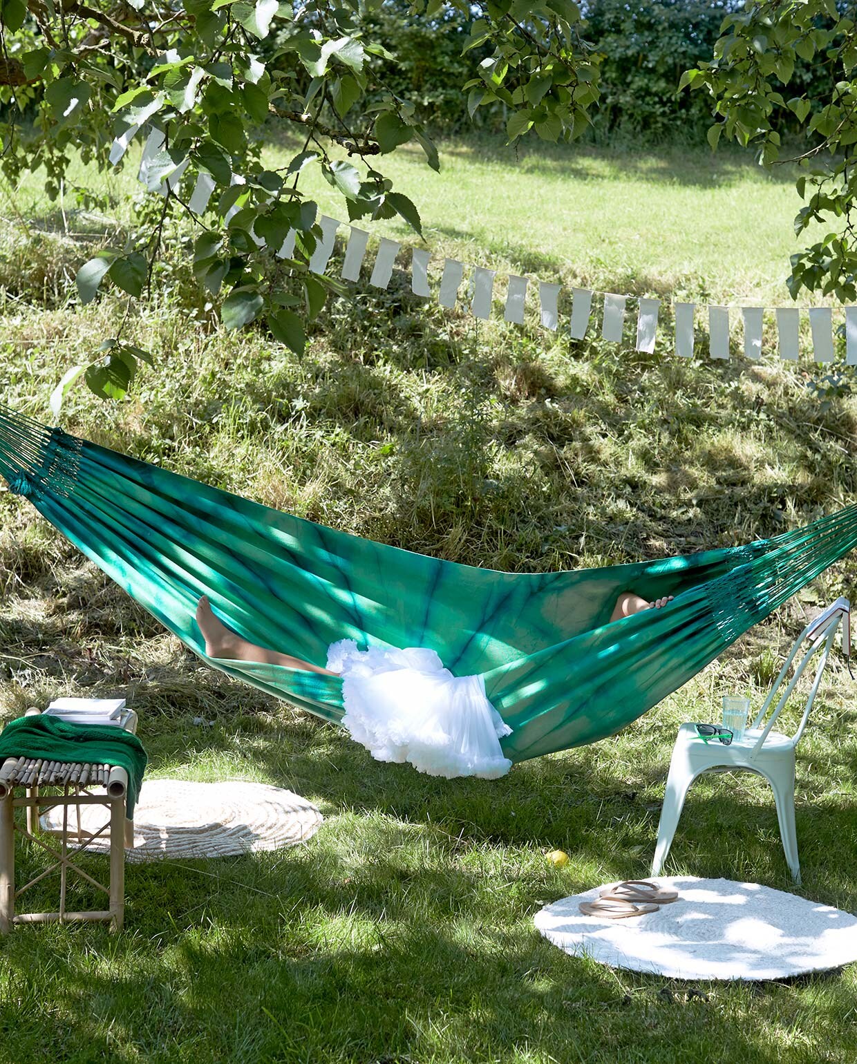 Stoel Tolix outdoor (design-bestseller.nl). Overig privébezit. vtwonen special zomerboek 08-2020 | styling Marianne Luning | fotografie Tjitske van Leeuwen