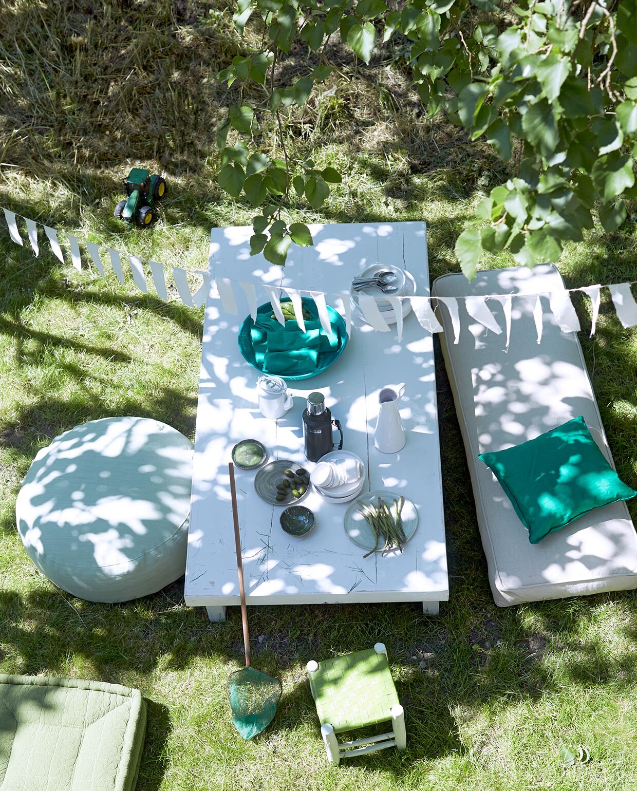 Lage tafel van Combitex (com-anders.nl). Matras van Household Hardware (householdhardware.nl). Slinger (sukha.nl). Overig privébezit. vtwonen special zomerboek 08-2020 | styling Marianne Luning | fotografie Tjitske van Leeuwen