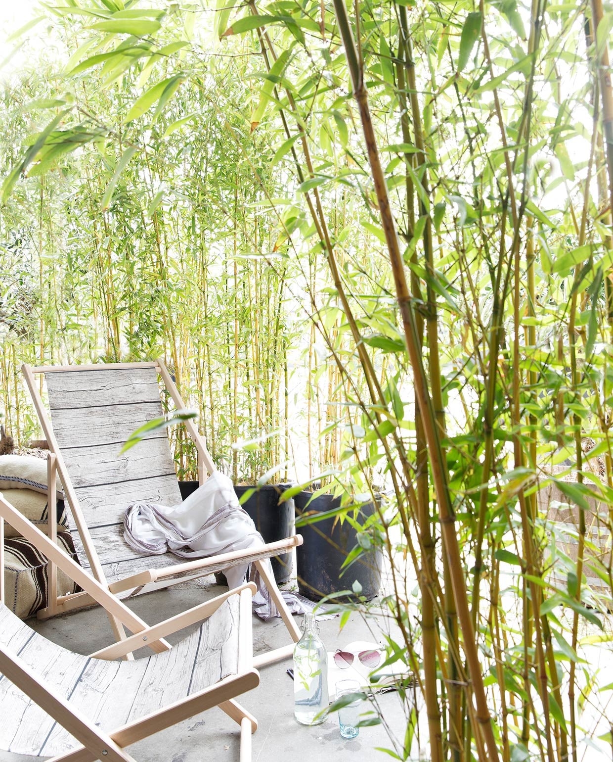 Bamboe 2,5 m hoog, per pot (www.bamboe.nl). Overig privébezit. vtwonen special zomerboek 08-2020 | styling Frans Uyterlinde | fotografie Jansje Klazinga
