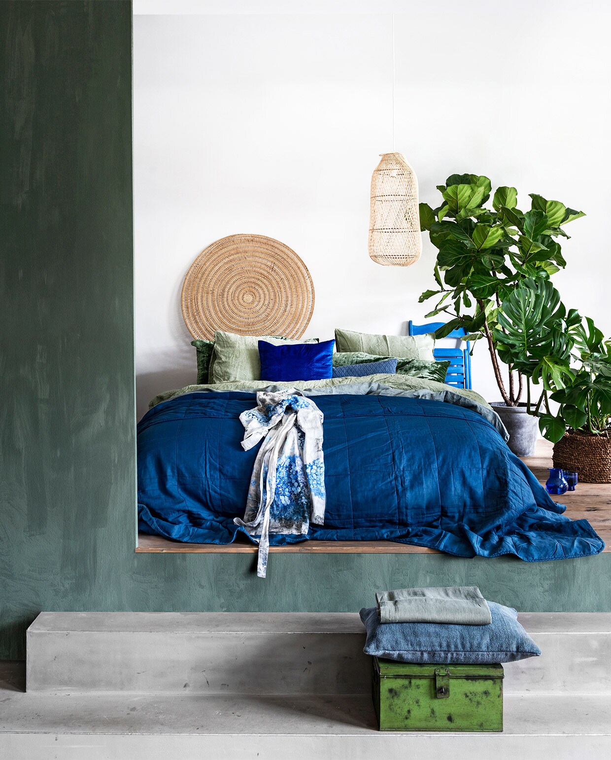 Mobile € 380,- (lpln.de). Geel linnen dekbedovertrek Honey, 140×220 cm € 249,-, wit linnen dekbedovertrek Pure White 140×220 cm € 249,-, linnen kussensloop Honey en Pure White vanaf € 28,- (bymolle.com). Gele vaas boven bed van Floris Wubben, maat M € 180,-, groene vaas met tak erin van Floris Wubben € 395,- (frozenfountain.nl). Groene glazen € 29,95, groen vloerkleed Ø 170 cm € 145,-, mand € 27,95, witte kleine vaas € 16,95 (loods5.nl). Tafel Pillar van HKliving € 249,-, wit ronde ornament Chulucanas van HKliving € 42,95, groene plaid van HKliving 150×125 cm € 64,95 (vtwonen.nl). Witte stenen lampenvoet maat L van HKliving € 119,-, groene lampenkap van HKliving € 79,95 (woononline.nl). Vloerlamp Tribe brons van Piet Boon by Maretti € 448,99, stoffen stoel Cara rechts € 1489,-, twee glazen op nachtkast van Piet Boon by Serax, per stuk € 11,50 (pietboon.com). Wit gestikt plaid op bed € 399,-, leren slippers € 189,-, wit gestikte sjaal over stoel € 179,- (sukha.nl). Lichtgroen met wit gestreept kussen € 22,99, groen met wit gestreept kussen met kwast € 22,99 (zarahome.com). Wit gastendoekje in mand € 5,99, gele linnen badjas € 39,99 (hm.com). Bruin dienblad op nachtkastje, prijs op aanvraag (hayonlinewinkel.com). Overig privébezit. JA vtwonen 05-2019 | styling Moniek Visser | fotografie Stan Koolen