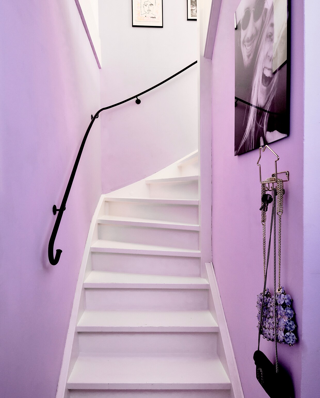 Muurverf Festijn van Gamma, trapverf onbekend. Wandrek House Doctor. Grote foto Albelli. Print links Art by Laura Jansen, andere uit magazine. Tasjes Sandro. vtwonen 06-2021 | productie CocoFeatures | fotografie Roos Oosterbroek | tekst Anna van der Heijden