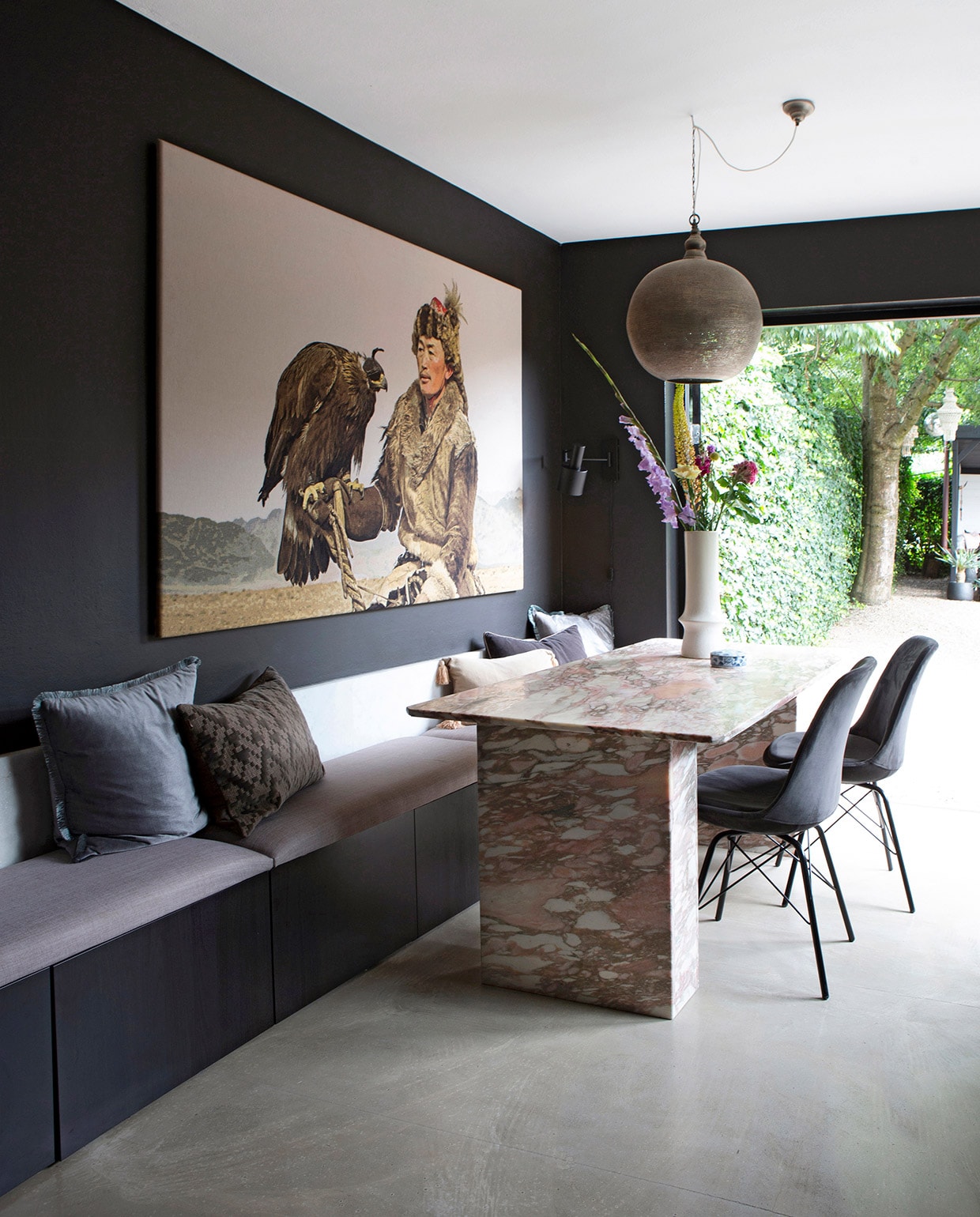 Muurverf Raaf Histor. Vloer Egaline Beamix afgelakt met multivernis. Bank van Bestå element Ikea. Zitkussens bank zelfgemaakt. Sierkussens v.l.n.r.: H&amp;M Home, BePureHome, Sissy-Boy Homeland, H&amp;M Home. Eettafel Marktplaats. Eetkamerstoelen Designstoel4U. Hanglamp Zenza. Geweven doek aan wand Maison Manon. Witte vaas Maison Manon. Doos van Chinees porselein gekregen van moeder. Wandlamp Karwei. vtwonen 06-2021 | styling Liesbeth Visschedijk | fotografie Jeltje Janmaat