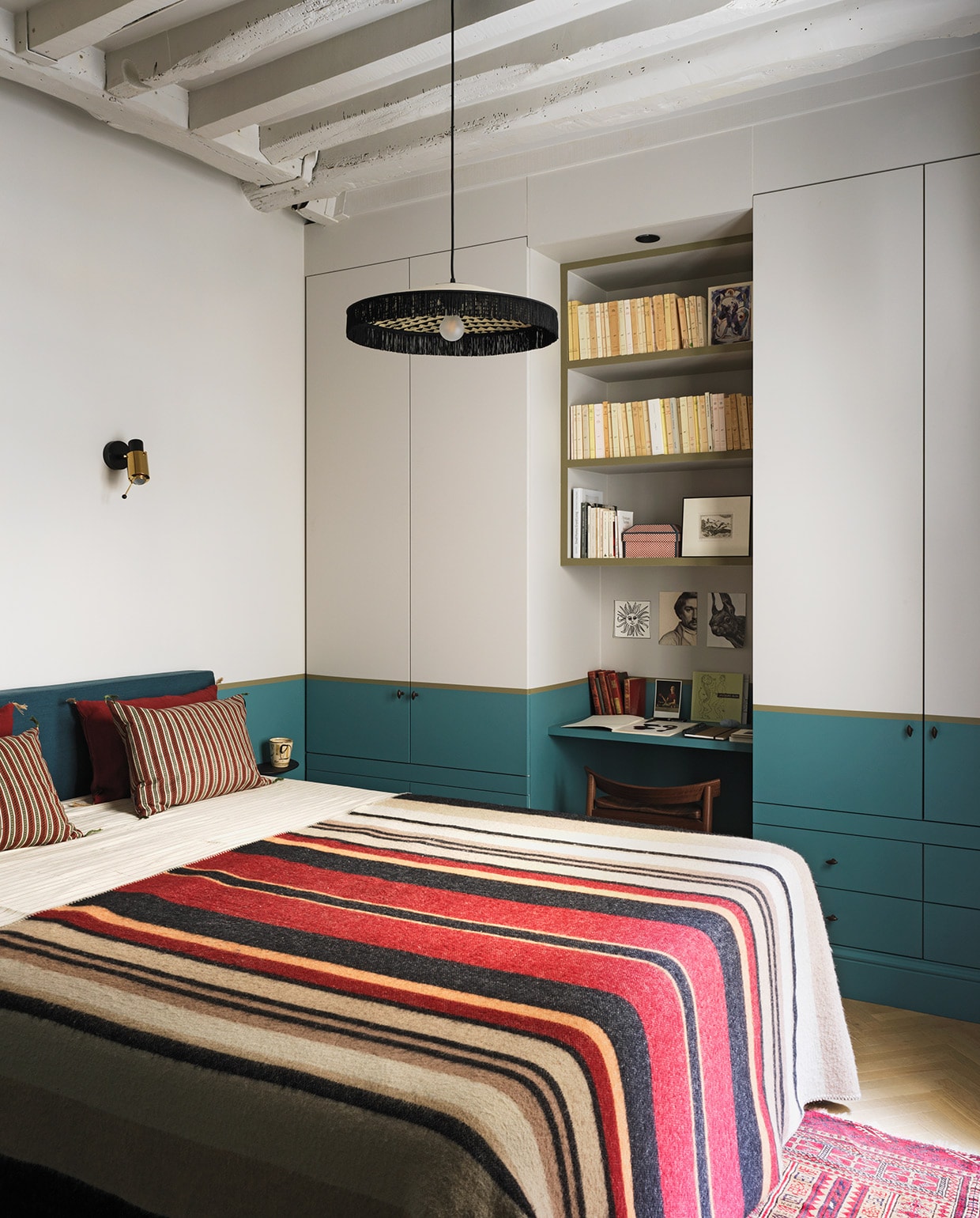 Hanglamp Paloma Le Monde Sauvage. Kussens Caravane. Bedsprei Indian Rocks Paris. vtwonen special tiny houses 03-2021 | styling Marianne Evennou | fotografie Stephan Julliard