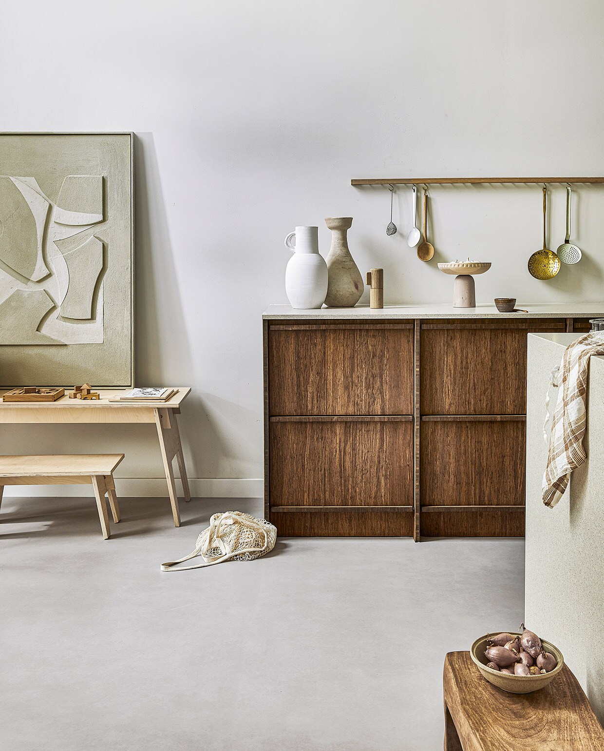 Novilon vloer Kiezel per m² € 29,50. M.m.v. woodchuck.nl (kindertafel en -bank), woodenstory.pl (houten blokken), householdhardware.nl (vazen), letoile.store (theedoek, pepermolen, bruine kom), studio-yen.com (kruk), bymolle.com (nettas), tessaderijk.com (kunstwerk). Keuken handgemaakt, overig privébezit. vtwonen 07-2021 | Productie Tanja Saarberg | Styling Marlies Does | Fotografie Peggy Janssen