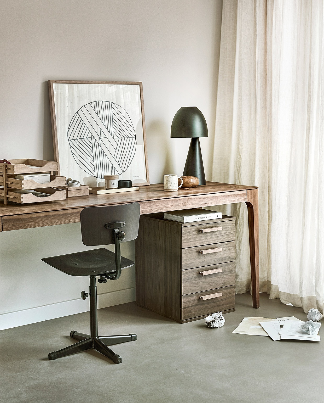 Beton per m² € 29,50. M.m.v. demachinekamer.nl (bureau in notenkleur, ladekast in walnotenkleur, bureaustoel Jops van Dykmeyer), letoile.store (organiser A4-formaat, opberger met deksel, beker met oor), studio-yen.com (lamp, houten kei), householdhardware.nl (zwarte mok), bymolle.com (geurkaars). Overig privébezit. vtwonen 07-2021 | Productie Tanja Saarberg | Styling Marlies Does | Fotografie Peggy Janssen