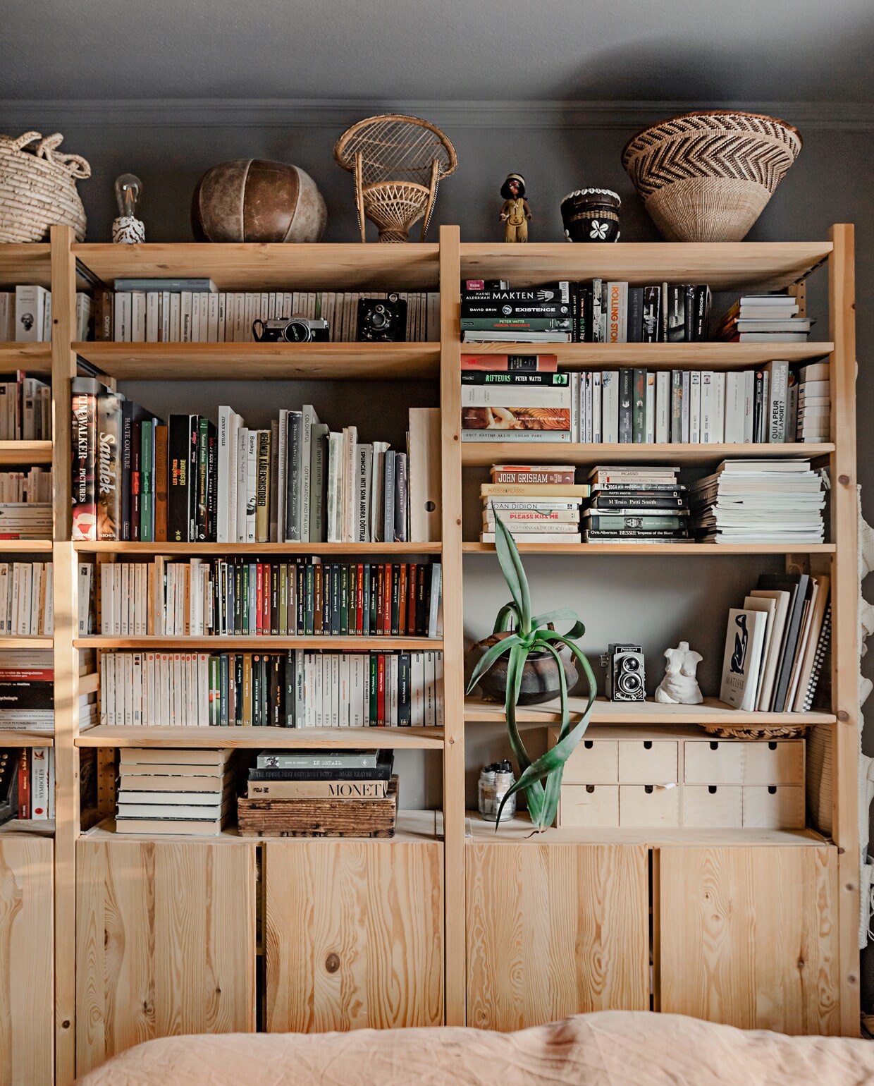 Boekenkast Ikea, manden uit Marrakech, overige items vintage. vtwonen 05-2021 | houten kast met boeken en manden\nvtwonen 05-2021 | productie Taverne agency | styling &amp; tekst Mari Strenghielm | fotografie Anna Malmberg | tekstbewerking Christine van der Hoff