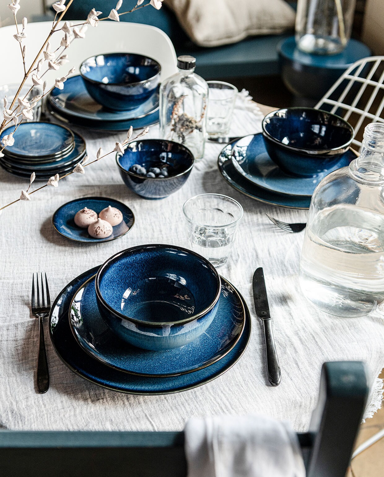 Het donkerblauwe vtwonen servies is verkrijgbaar als 16-delige set en bevat 4 borden Ø 23 cm, 4 borden Ø 25,5 cm, 4 kommen Ø 15 cm, 4 XL mokken zonder oor 400 ml voor € 99,- (in geschenkverpakking). Naast de 16-delige set zijn er sets van schaaltjes verkrijgbaar: set van 4 schaaltjes op voet Ø 12,5 cm € 22,-, set 4 schaaltjes Ø 12,5 cm € 25,- en als set van 4 op voet Ø 15,5 cm € 29,- (in geschenkverpakking). vtwonen 06-2021 | styling Kim van Rossenberg | fotografie  Sjoerd Eickmans | productie Tanja Saarberg