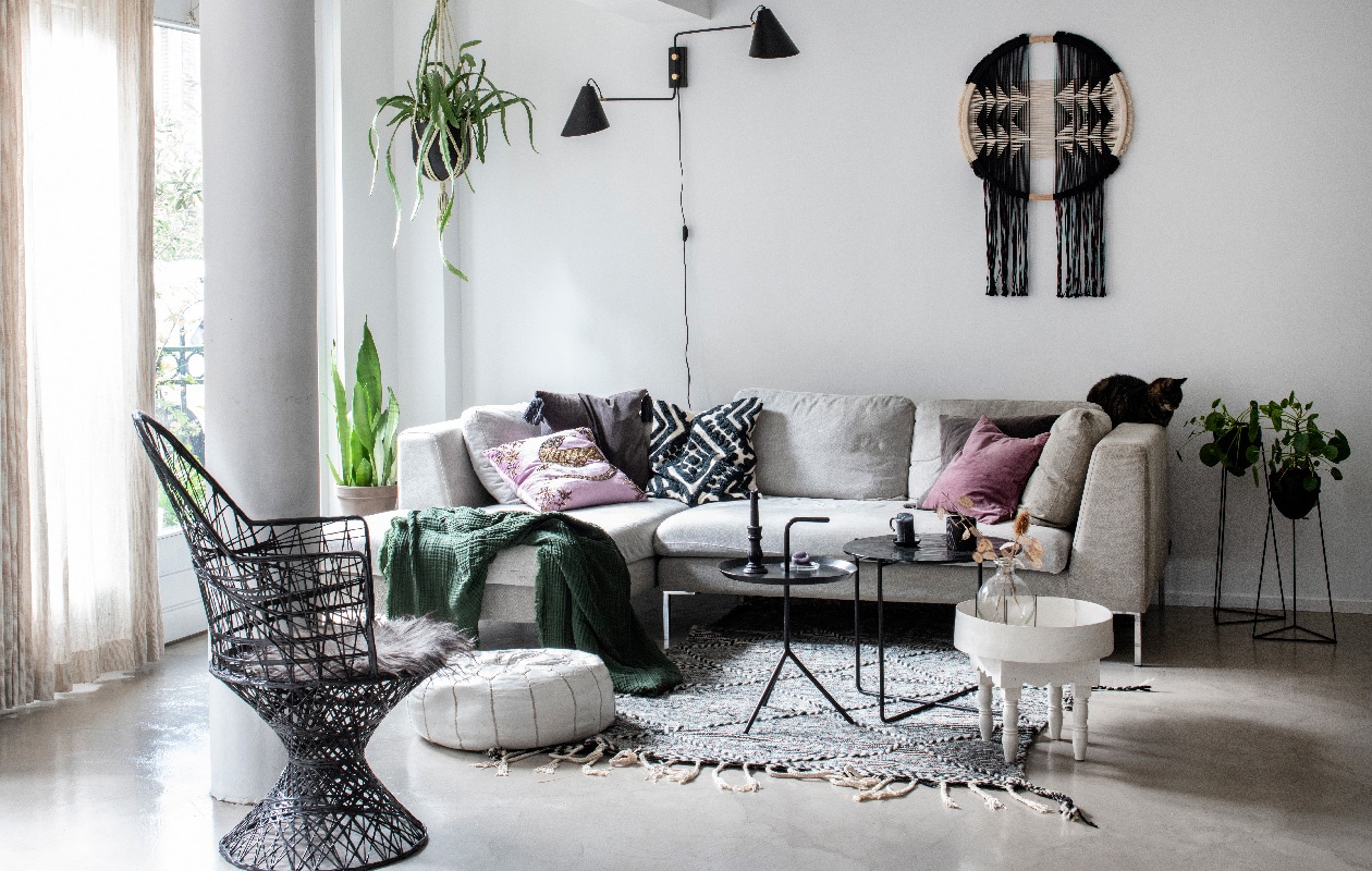 Vloer gegoten microcement. Bank Luna en grote zwarte bijzettafel Dotshop. Zwarte stoel Vanessa, leren poef, vloerkleed en witte bijzettafel Household Hardware. Kleine zwarte bijzettafel Hay. Muurhanger Studio Nom. Wandlamp House Doctor. Bloempot op standaard Søstrene Grene. Roze kussen Zara Home, zwart-wit kussen en bruin kussen H&amp;M Home. vtwonen 09-2020 | productie Insidehomepage | styling Marit Saladini | fotografie Louis Lemaire