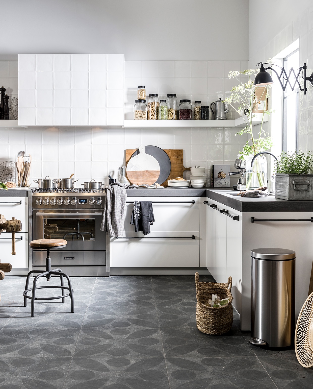 Keuken Ikea, keukenblad van beton gegoten door aannemer. Hanglamp Loods 5. Grote vaas kringloopwinkel. Houten snijplanken HKliving. Tegels Marokkaanse zelliges in Pearl white via Household Hardware. Vuilnisbak Dotshop. JA | vtwonen 09-2016 | styling Moniek Visser | fotografie Sjoerd Eickmans