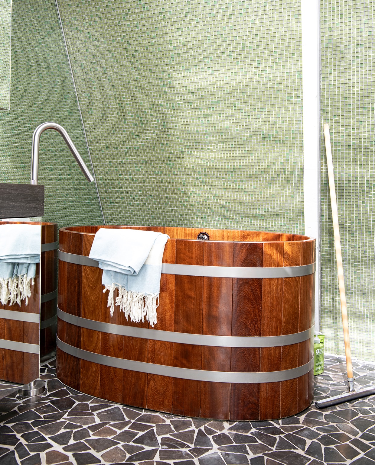 Houten bad Sentjens. Kraan Vola. Wand- en vloertegels Intercodam. Wastafelmeubel gemaakt door Karel. Hardstenen wastafel Tegeldepot. vtwonen 2020 DIY special 2 | Productie Insidehomepage | Styling Esther Jostmeijer | Fotografie Louis Lemaire