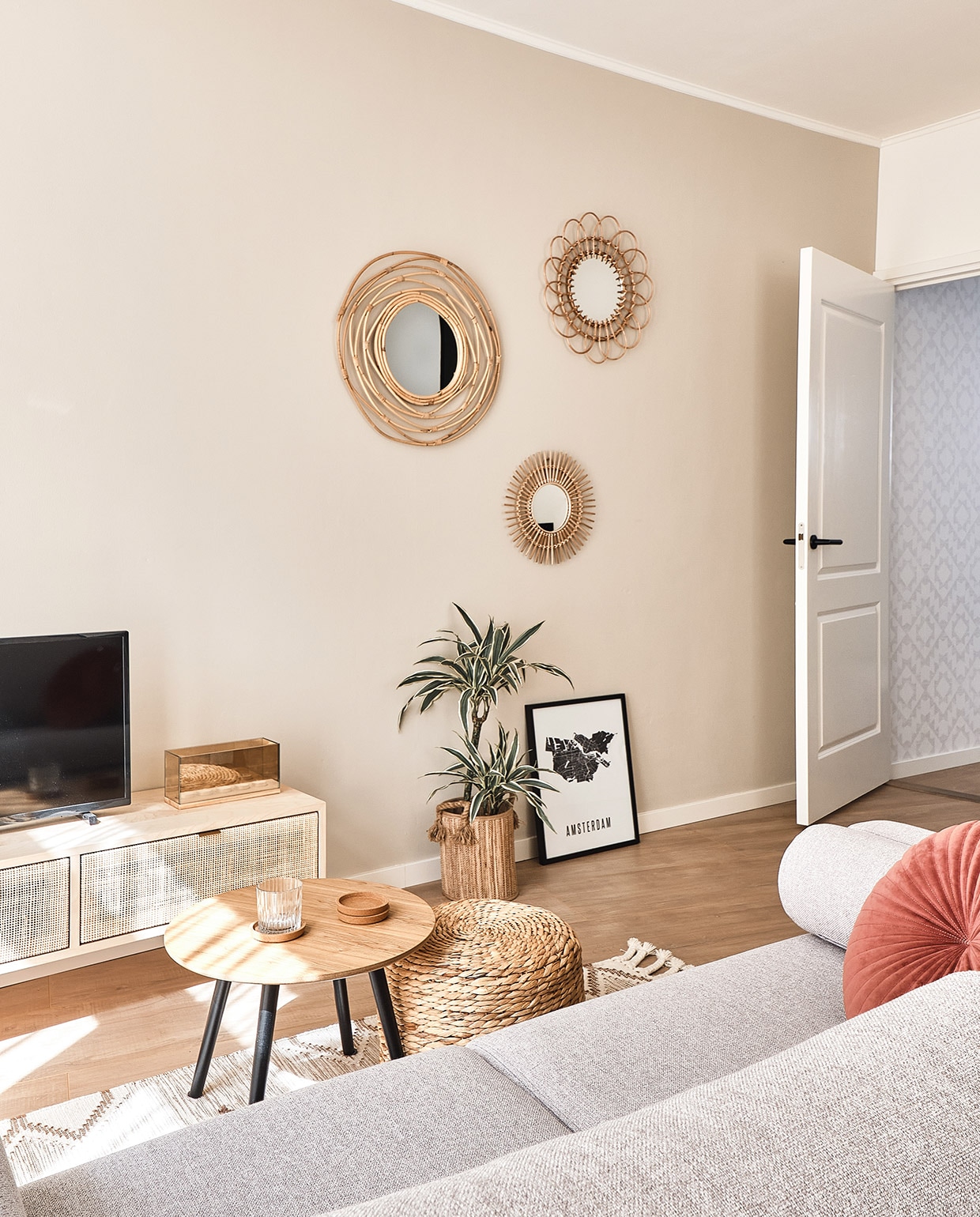 Kastje Maisons du Monde, plantenpotje Søstrene Grene. Rieten plantenpot Casa. Stenen plantenpot Green Lifestyle Store. Spiegels onderste H&amp;M Home, bovenste en middelste Xenos. Muurverf kleur Subtle Stone extra mat van Flexa. NEE | vtwonen special tiny houses | Fotografie Roos Oosterbroek dRaw studio 24  | Tekst Sara Madou