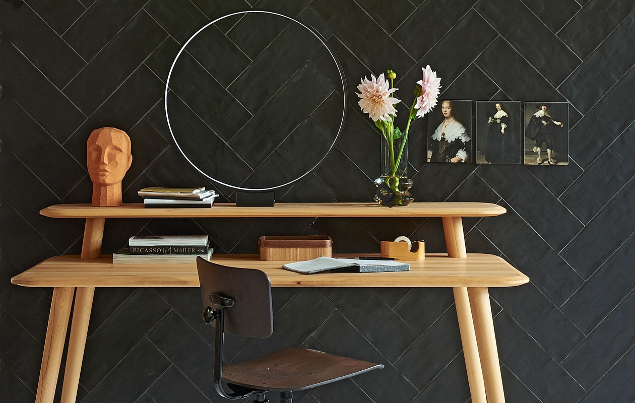 Wandtegel Mediterranea Antracite mat, 13,2×40, ook verkrijgbaar in glansM.m.v.: De Machinekamer (bureau, bureaustoel), HK Living (lamp, kop, houten bakje) Loods5 (beeld).