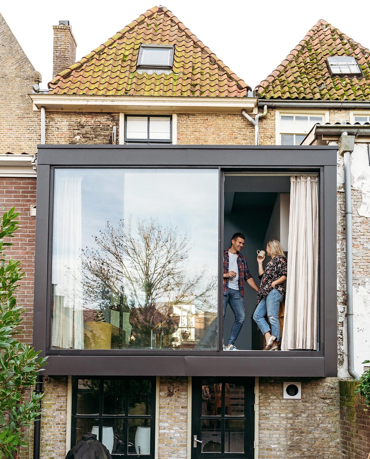 Uitbouw Tudor gezet door Timmerbedrijf M. Bobeldijk. vtwonen 03-2021 | Productie Coco Features | Styling Laurien Deken | Fotografie Inge Korver