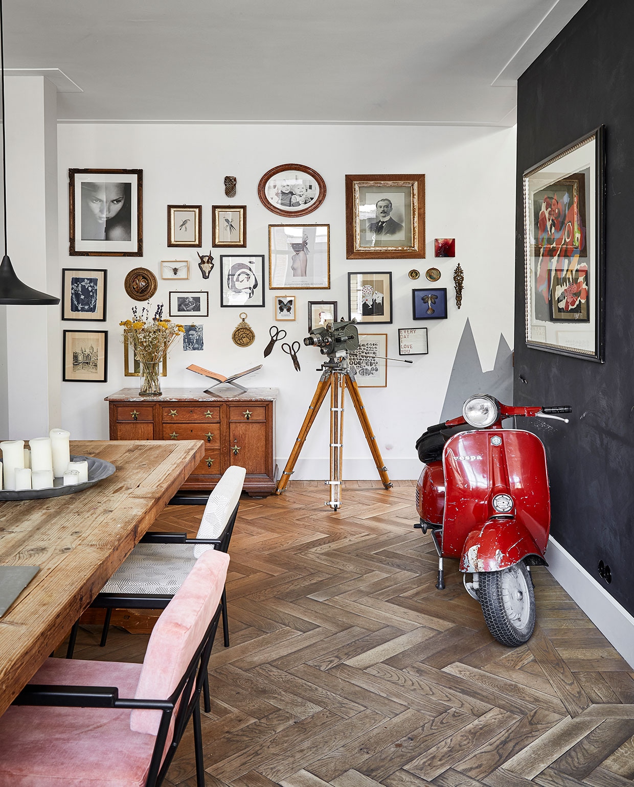 Muurverf Leliewit van Histor en Graphite van CarteColori. Vloer groothandel. Scooter gekregen van Richards vader. Kast Van Dijk &amp; Ko, boekenstandaard Mendo. Camera boedelverkoop. Aan de muur v.l.n.r. Ananas Anna+Nina. Schilderij met vogel Venduhuis de Eland. Ronde lijst Amsterdam Yard Sale. Ingelijste foto uit boedelverkoop. Rode tegel tweedehands. Zwart-wit schilderij Cate Adriana. Ingelijste poster Inez &amp; Vinoodh via Moam. Schilderij op karton Kunsthaus Tacheles. Ronde werken erfstukken. Blauw werk zeemeermin gekocht van bovenbuurvrouw. Kandelaar kringloop. Zonnewijzer gekocht in Marokko. Lijst met vlinder Stenelux. Scharen boedelverkoop. Werk David Bowie Moma Londen. Print schelpen gekregen. Print Anna+Nina. Vazen in de keuken Pols Potten. Servies HKliving en vintage. Wandtegels Piet Jonker., , , vtwonen 02-2021 | productie Coco Features | styling Emmy van Dantzig | fotografie Peggy Janssen