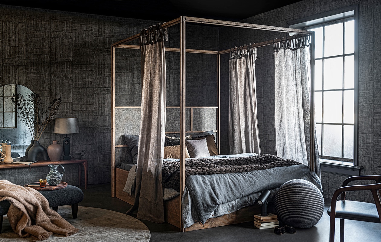 Vloer vtwonen Novilon Kwarts, 200 of 400 cm breed, per meter vanaf € 56,50 (vtwonen.nl). Behang Twine in kleur Warm Steel uit Cameo collectie, 0,70×8,5 m (bxl), per rol € 199,- (arte-international.com). Lakverf op raamkozijn Ground Pepper, per liter€ 57,30 (pure-original.nl). Vloerkleed € 3333,-, spiegel 76×110 cm € 488,-, ronde poef €352,- (vantil.nl). Poef op poten, prijs op aanvraag, walnoothouten bank, 220x40x45 cm (lxbxh) € 1282,-, zwarte tafellamp € 199,-, walnoothouten stoel € 840,- (kasstoor.nl). Houten dienblad € 105,- (homestede.nl). Grijze glazen karaf €100,- bruin glas € 10,- (paviljoennoord.com). Mohair plaid € 199,-, linnen dekbedovertrek in kleuren Slate en Pebble, per stuk vanaf € 139,-, linnen kussenslopen in kleur Slate, per stuk vanaf € 28,- (bymolle.com). Beige vaas met handvat € 190,- (studio-yen.com). Zwarte vaas € 29,99, bruine kruikvaas € 24,99, bruin linnen kussen met rafelrand € 9,99 (hm.com). Zwarte tafellamp van Vaughan Design €712,-, grijze lampenkap €225,-, gordijnstof Glenmoye in kleur Walnut van Designers Guild, per meter € 63,-, stof op hoofdboord Freedom van Barbara Osorio, per meter € 107,-, lichtbruin fluwelen kussen van William Yeoward € 96,-, grijs fluwelen kussen van William Yeoward € 96,- (wva.nl). Hemelbed, prijs op aanvraag (com-anders.nl). Wollen deken in kleur Chocolate Brown, 100×200 cm € 279,- (vachtvanvilt.nl). Grijs velours kussen € 79,- (bolia.com). Overig privébezit. vtwonen 02-2021 | Styling Danielle Verheul | Fotografie Sjoerd Eickmans